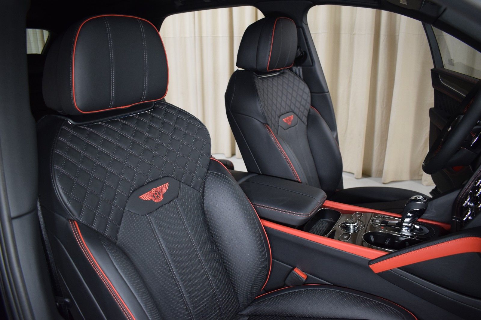 Thumbnail: 2025 Bentley Bentayga - 24