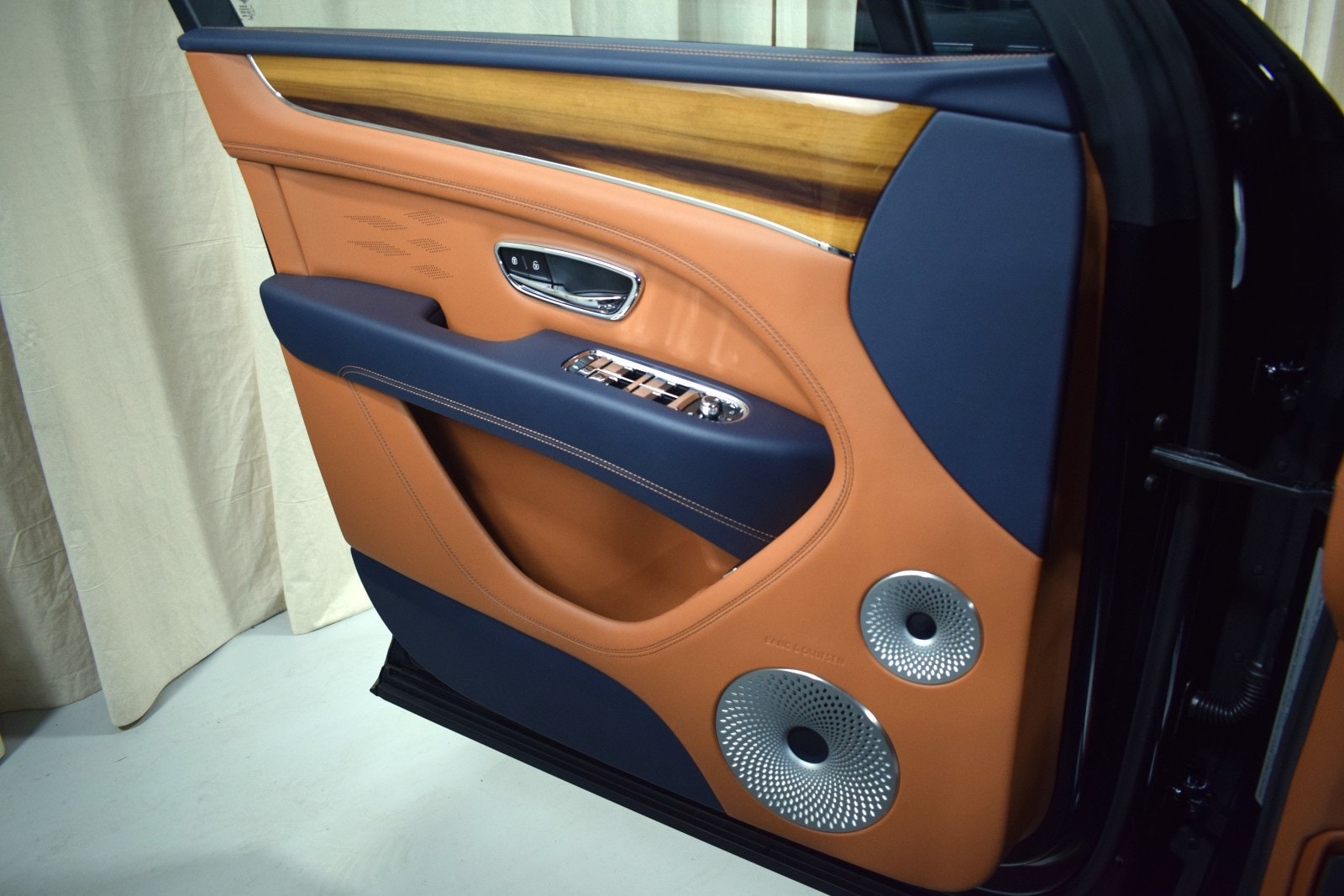 Thumbnail: 2025 Bentley Bentayga - 36