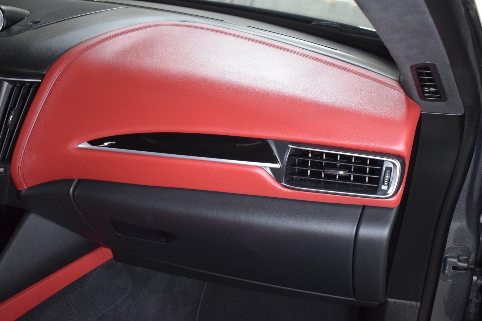 Thumbnail: 2022 Maserati Levante - 24