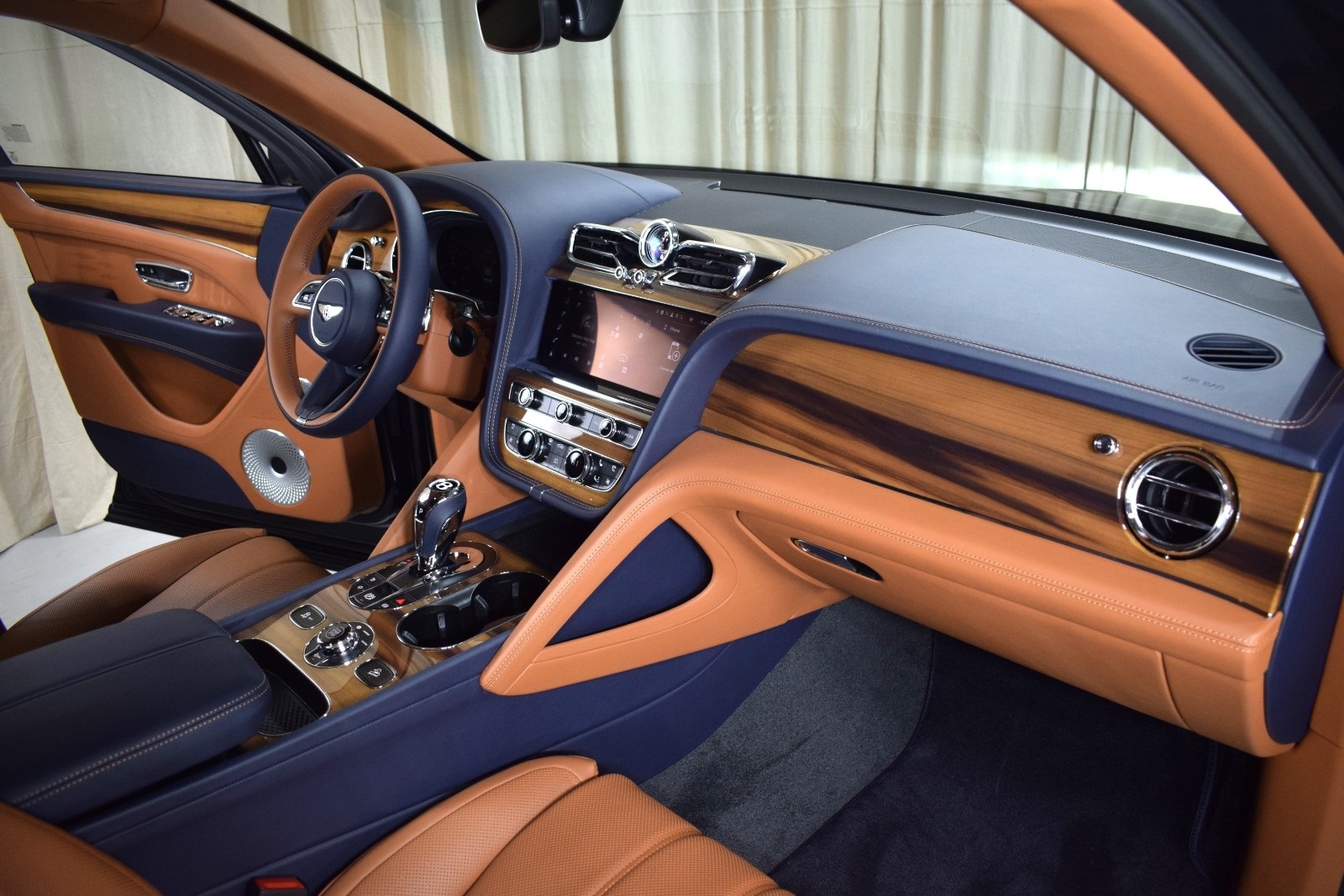 Thumbnail: 2025 Bentley Bentayga - 26