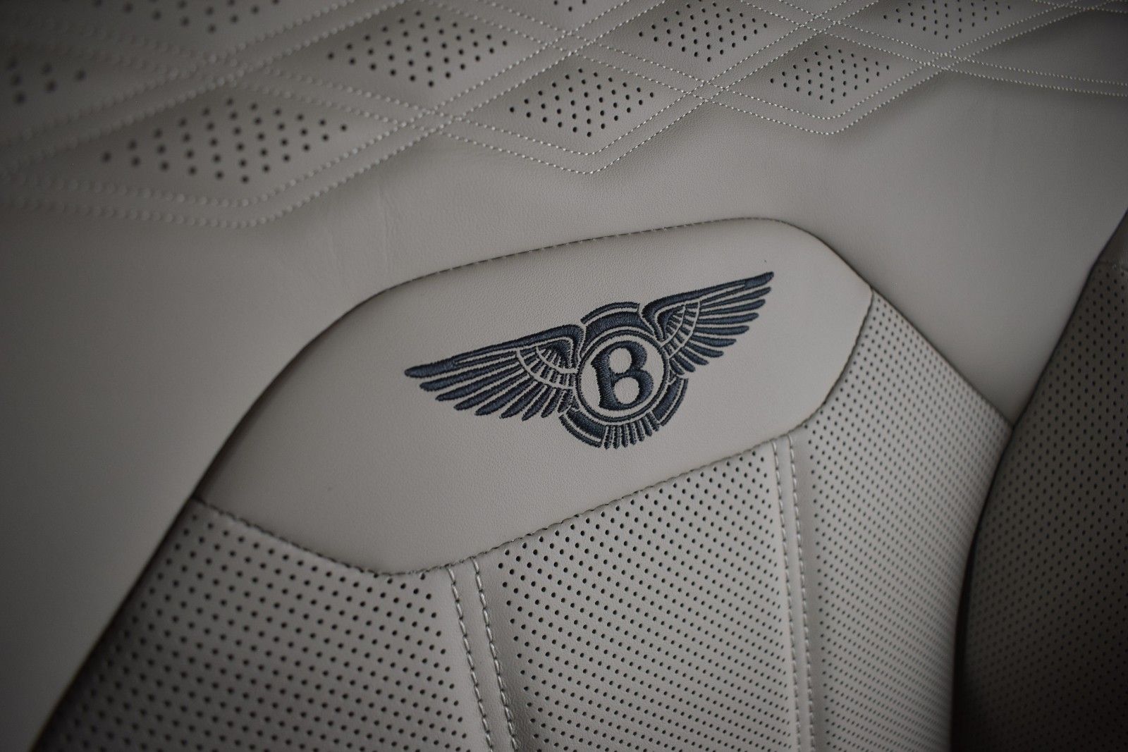 Thumbnail: 2025 Bentley Bentayga - 38