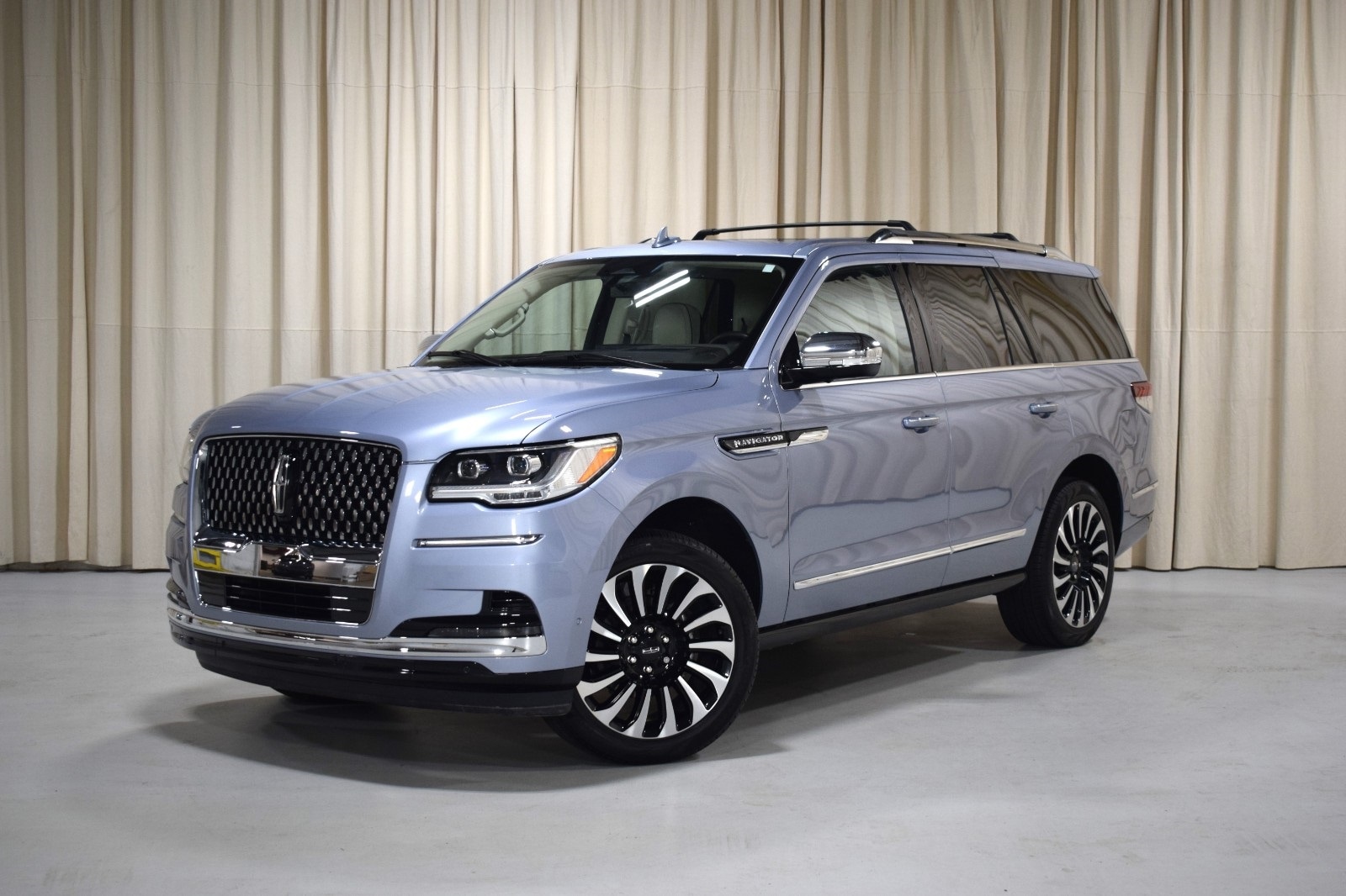 Thumbnail: 2023 Lincoln Navigator - 1