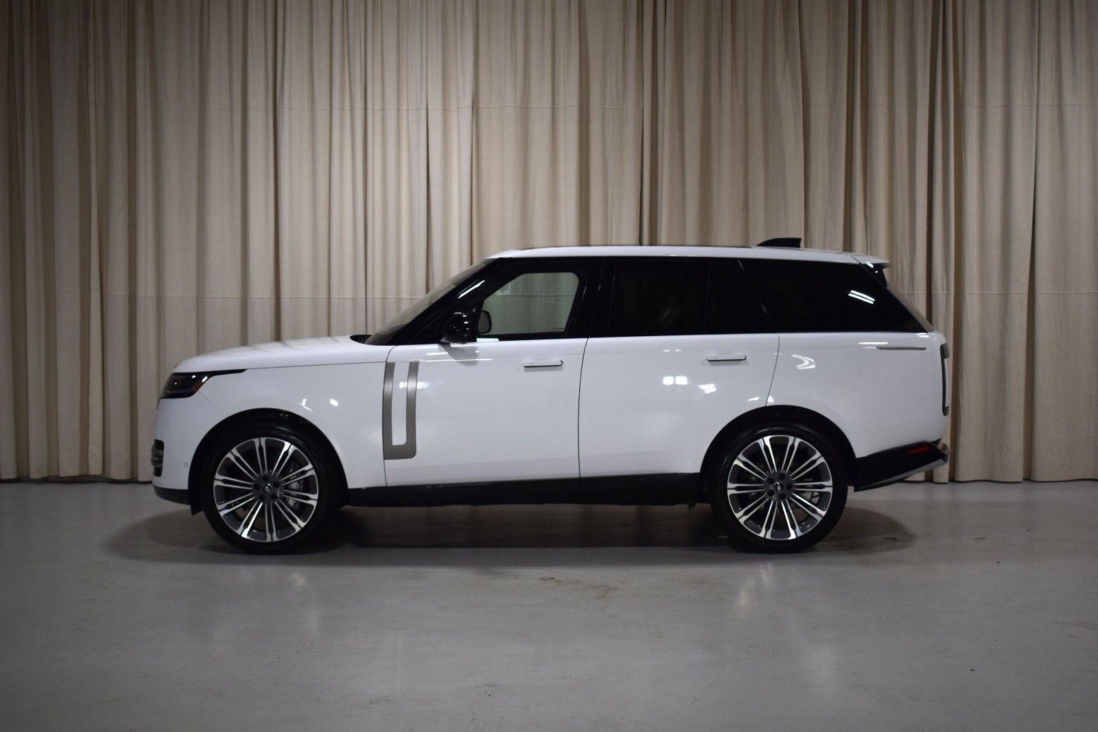 Thumbnail: 2023 Land Rover Range Rover - 5