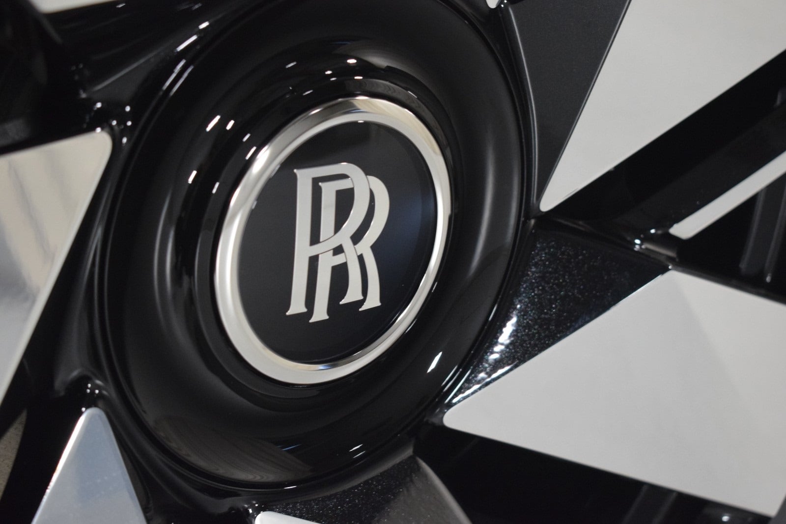 Thumbnail: 2026 Rolls-Royce Cullinan - 18