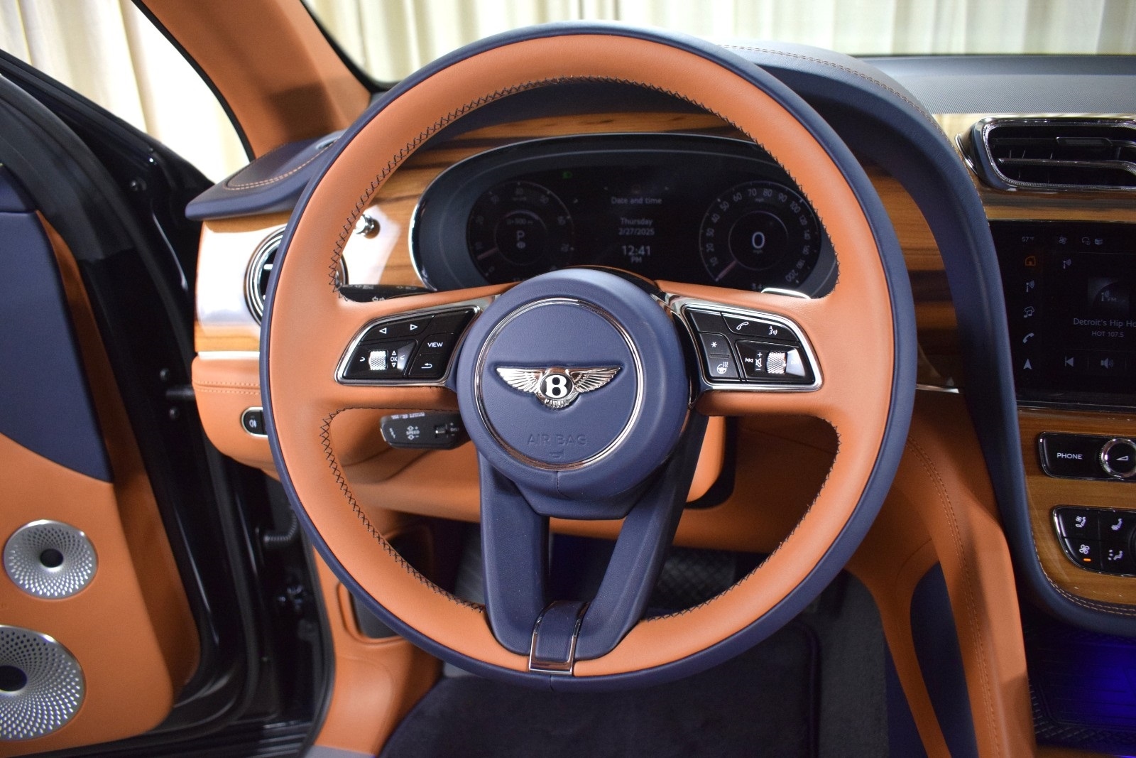 Thumbnail: 2025 Bentley Bentayga - 28