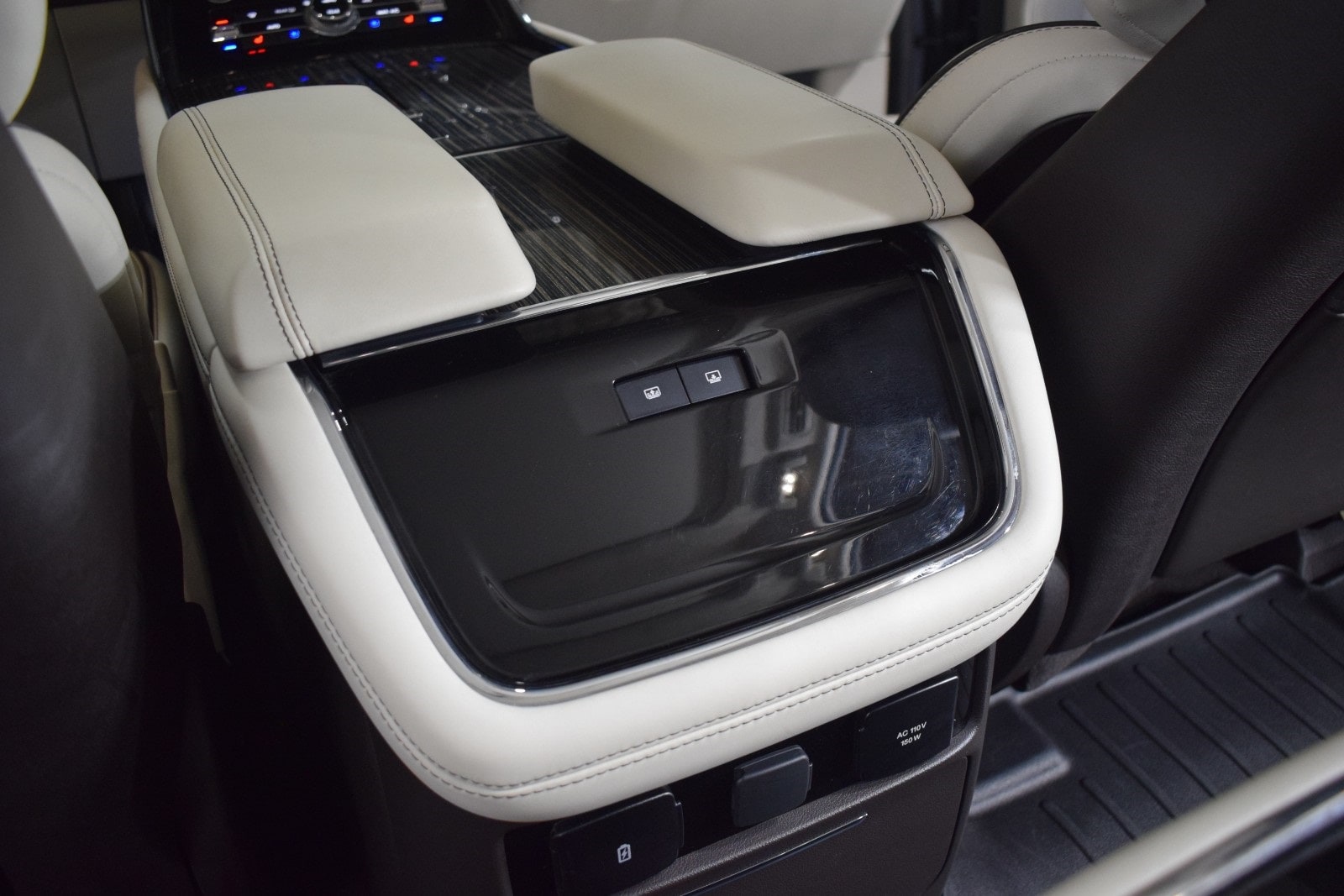 Thumbnail: 2023 Lincoln Navigator - 22
