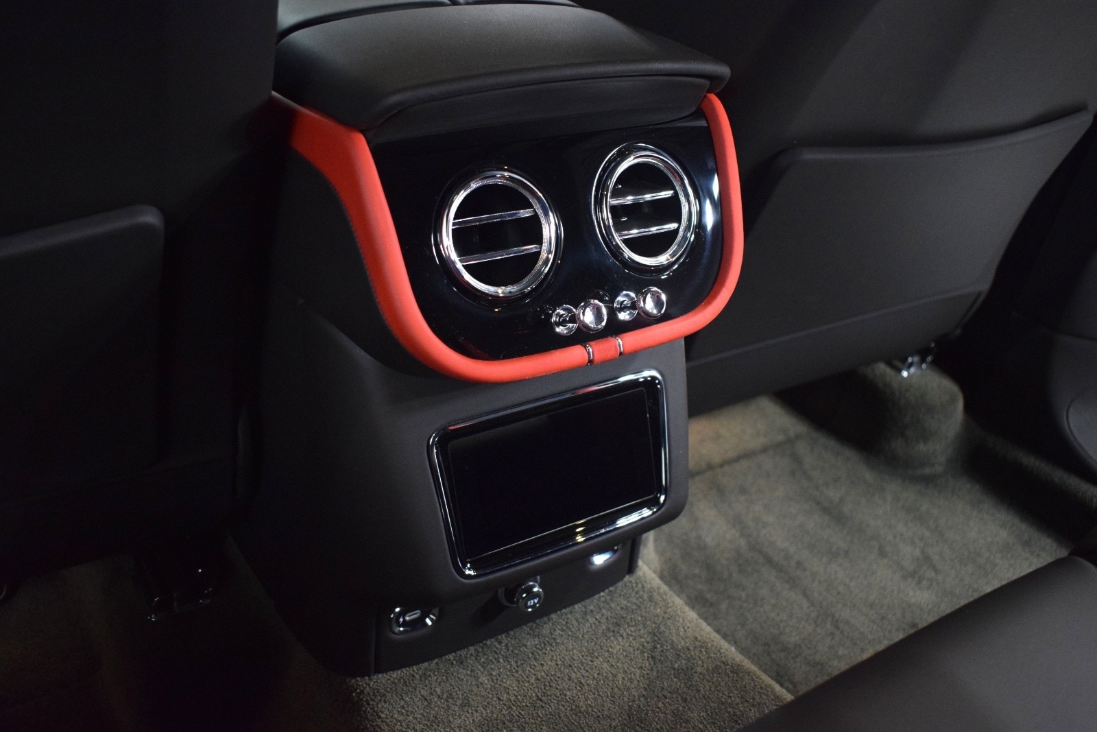 Thumbnail: 2022 Bentley Bentayga - 22