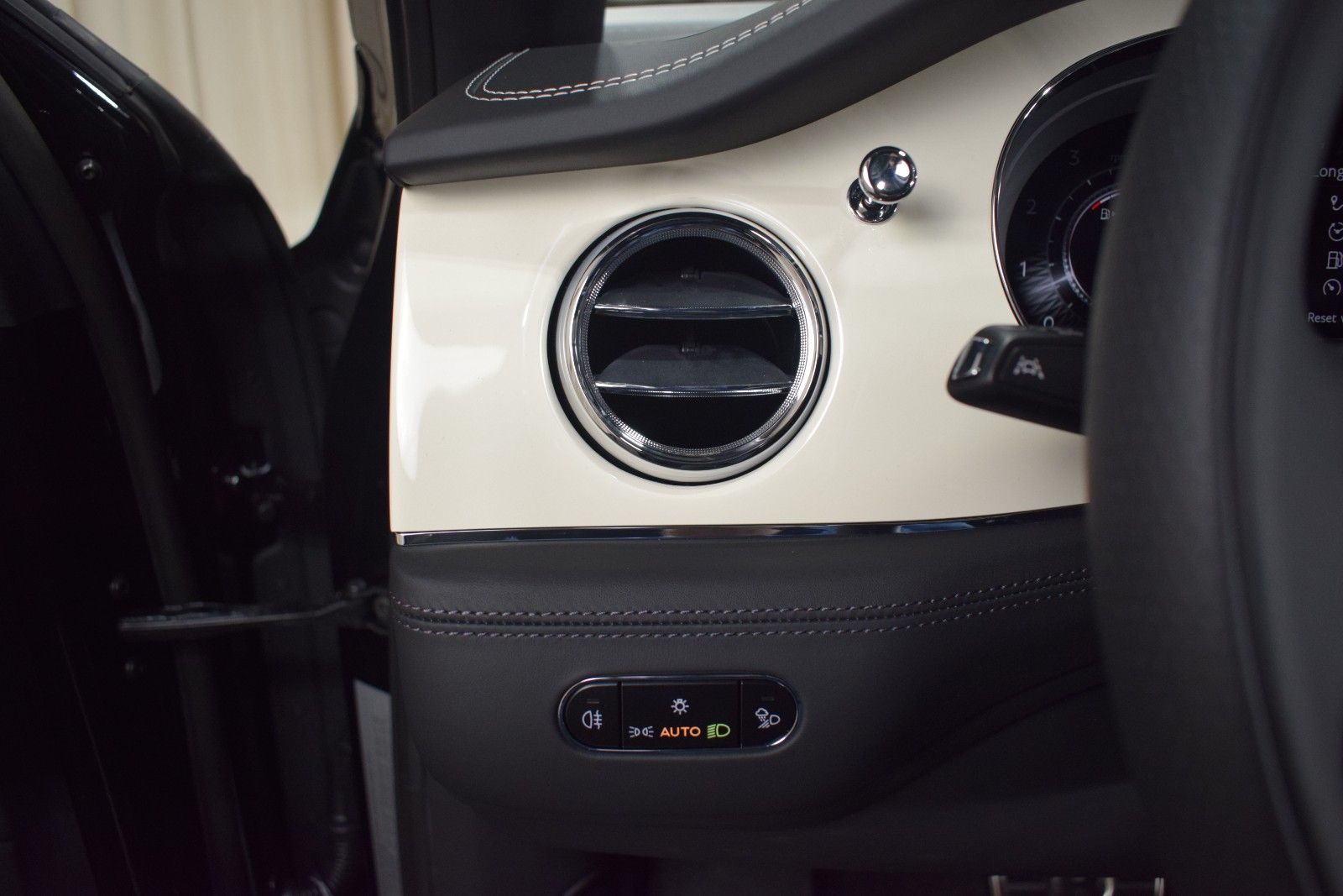 Thumbnail: 2024 Bentley Bentayga - 34