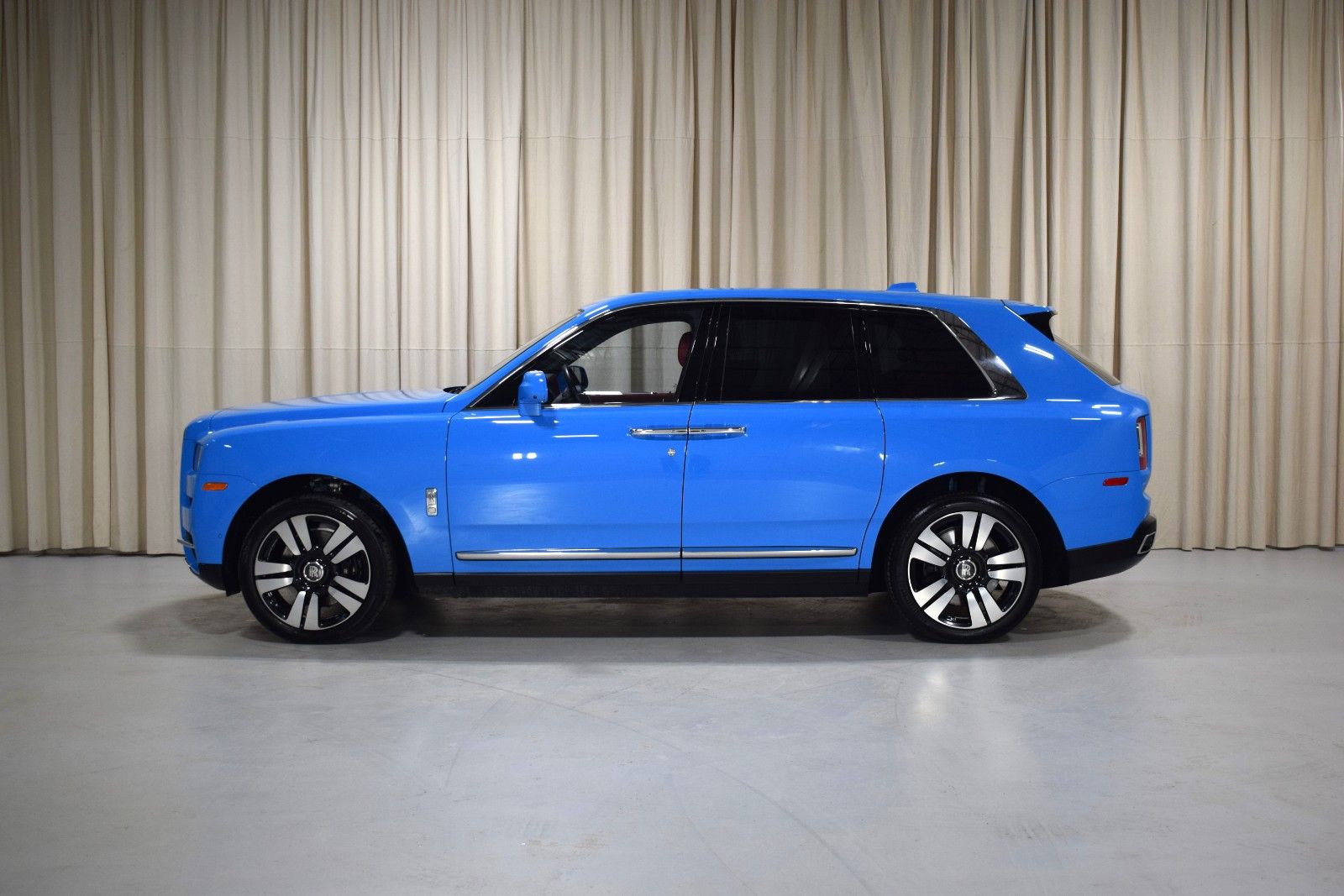 Thumbnail: 2022 Rolls-Royce Cullinan - 3