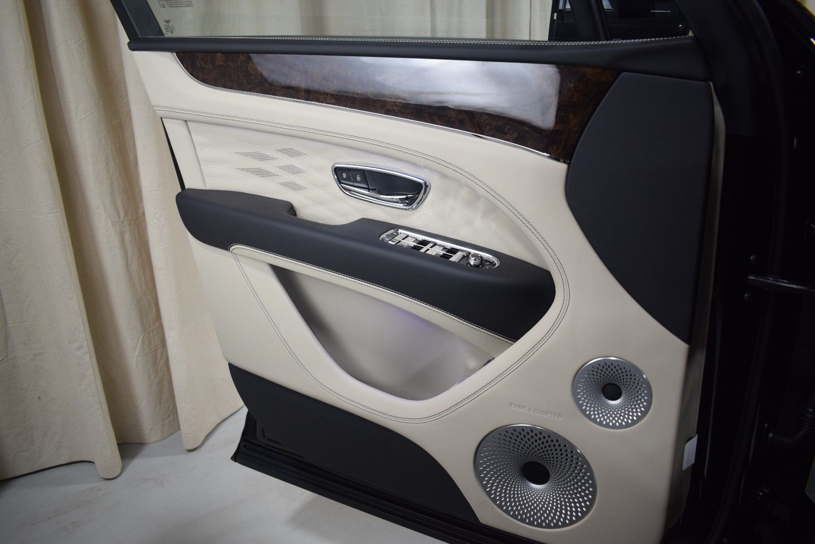 Thumbnail: 2025 Bentley Bentayga - 39