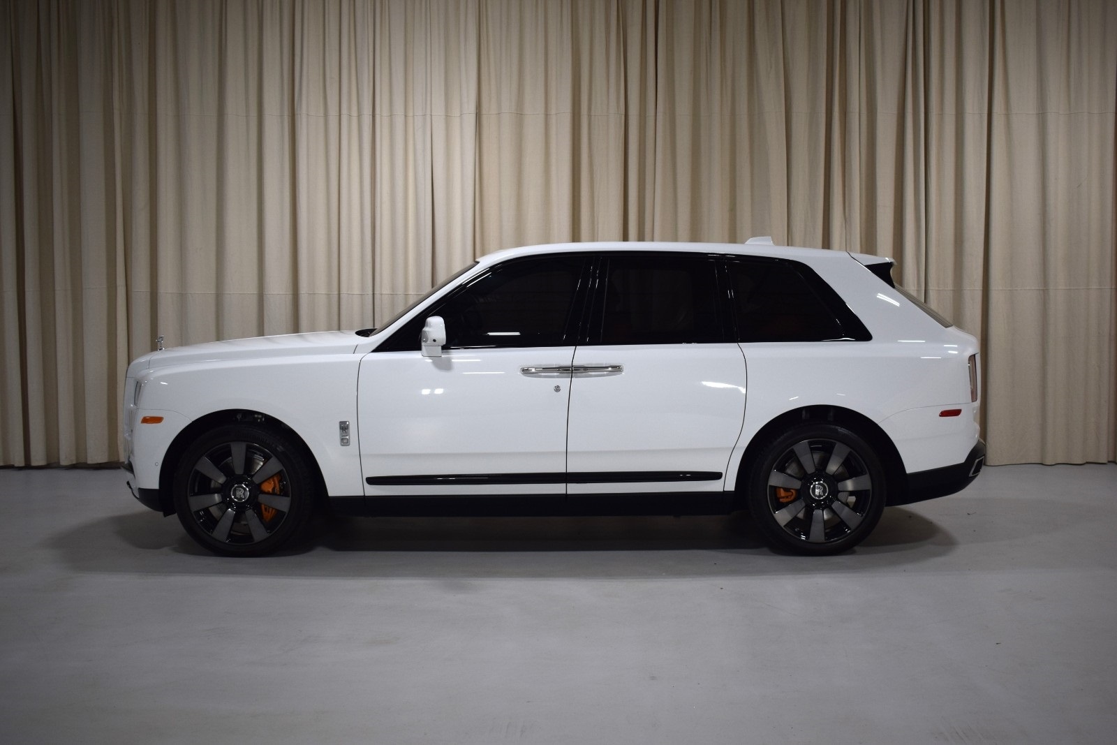Thumbnail: 2023 Rolls-Royce Cullinan - 3