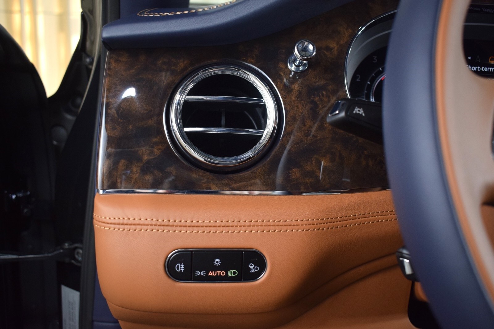 Thumbnail: 2025 Bentley Bentayga - 32