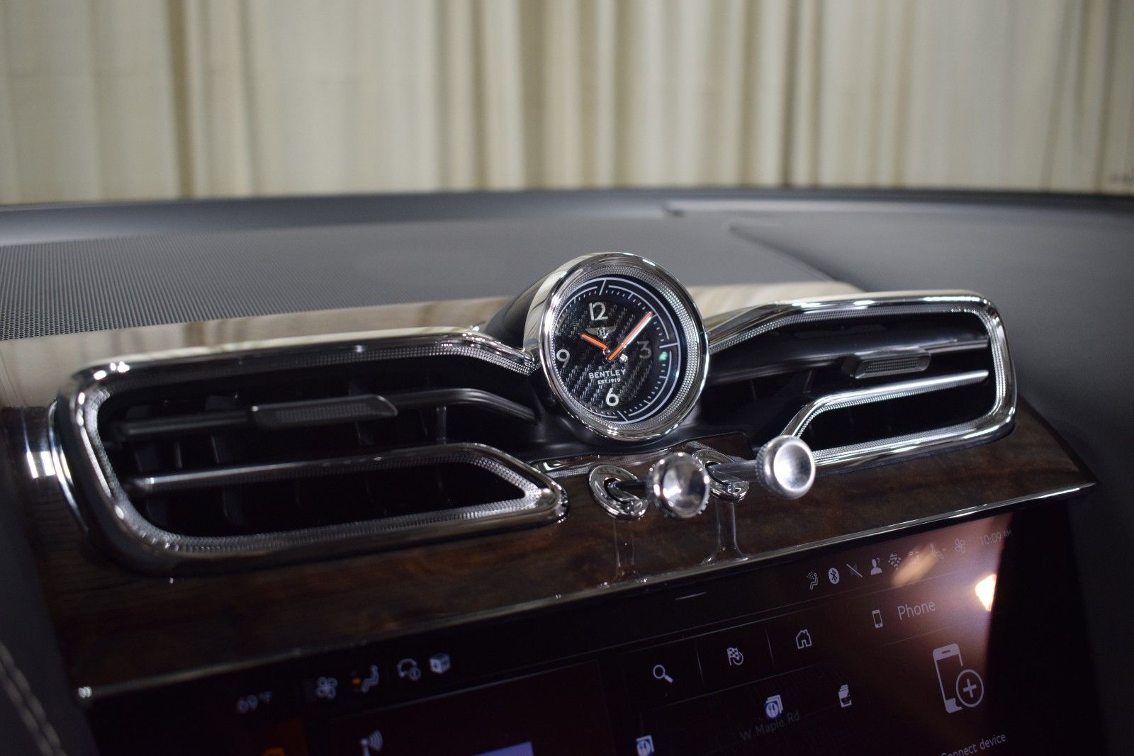 Thumbnail: 2025 Bentley Bentayga - 33