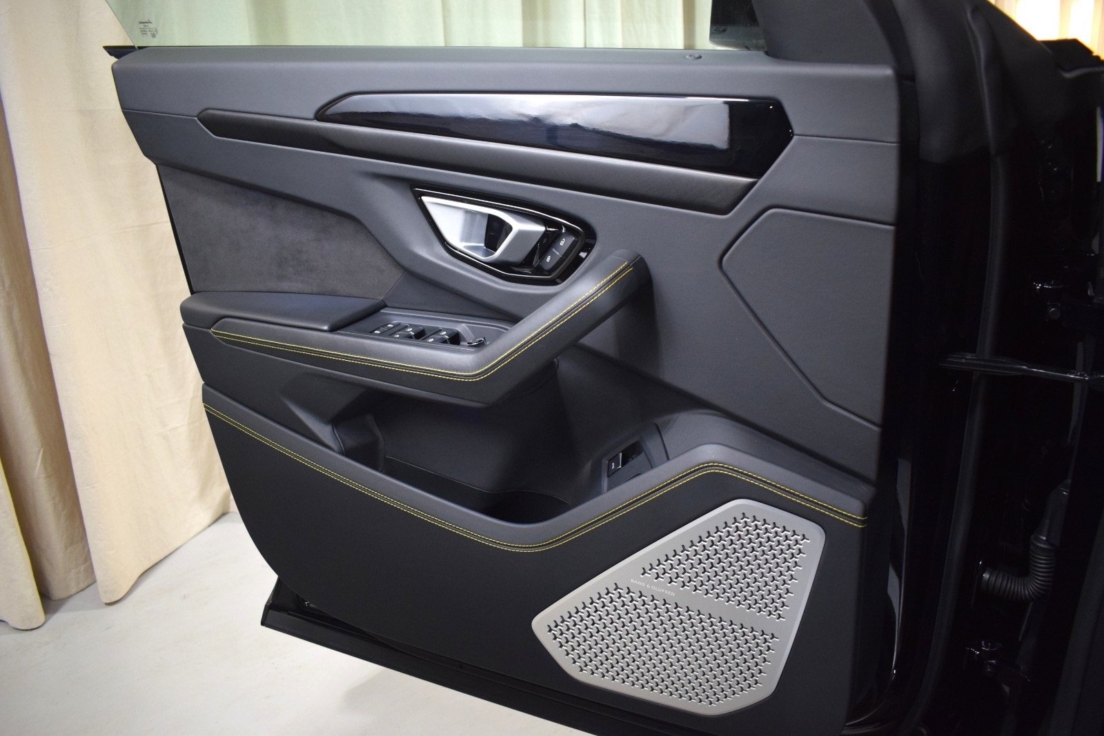 Thumbnail: 2023 Lamborghini Urus - 38