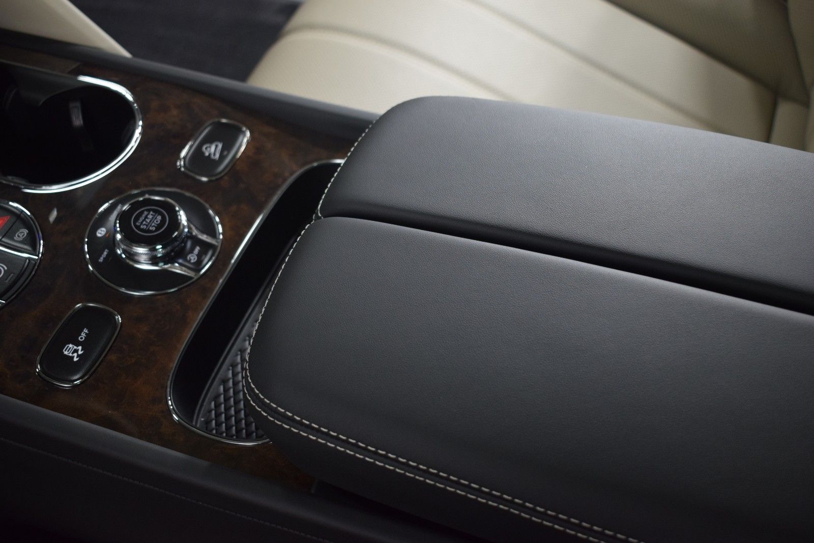 Thumbnail: 2025 Bentley Bentayga - 37