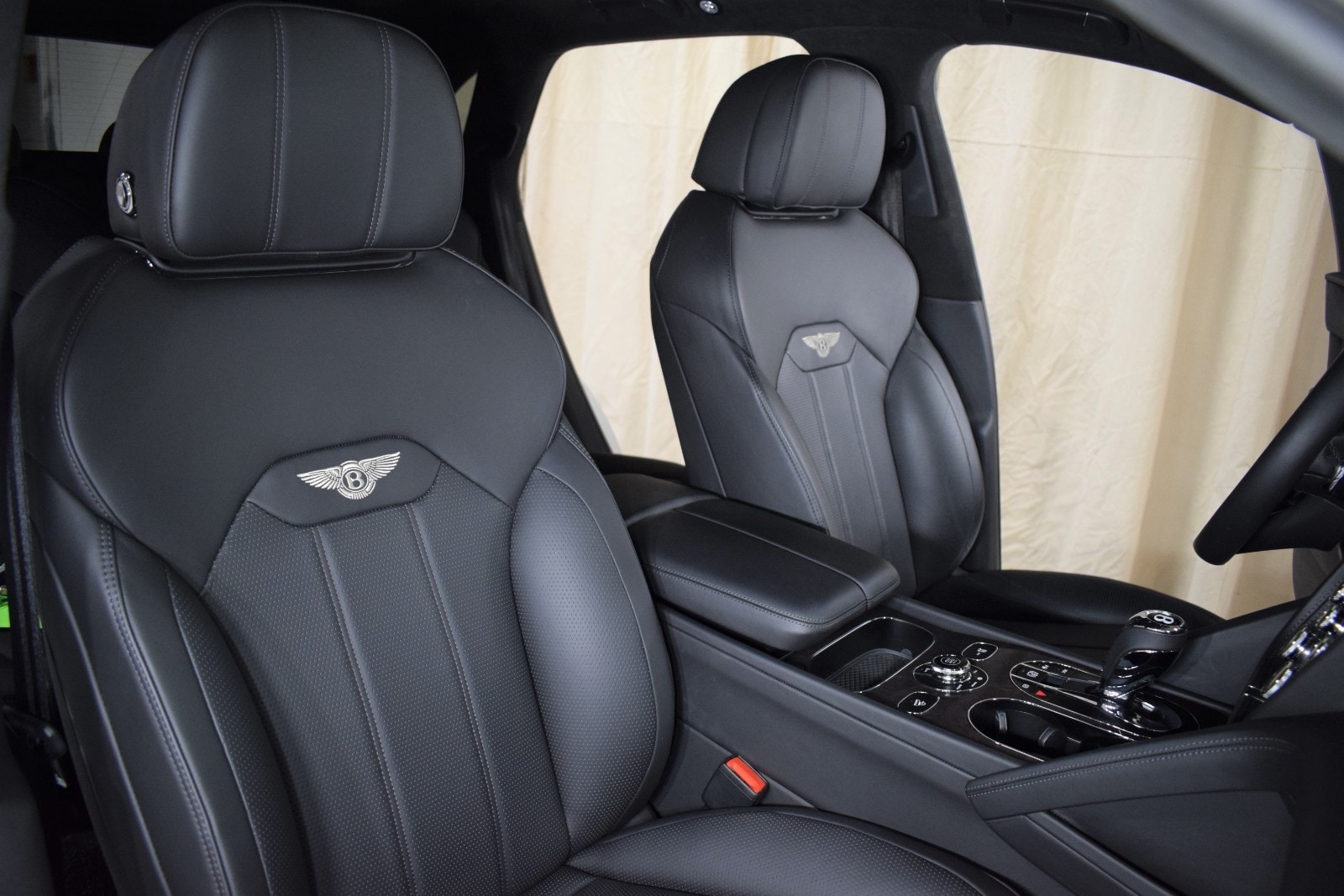 2021 Bentley Bentayga  26