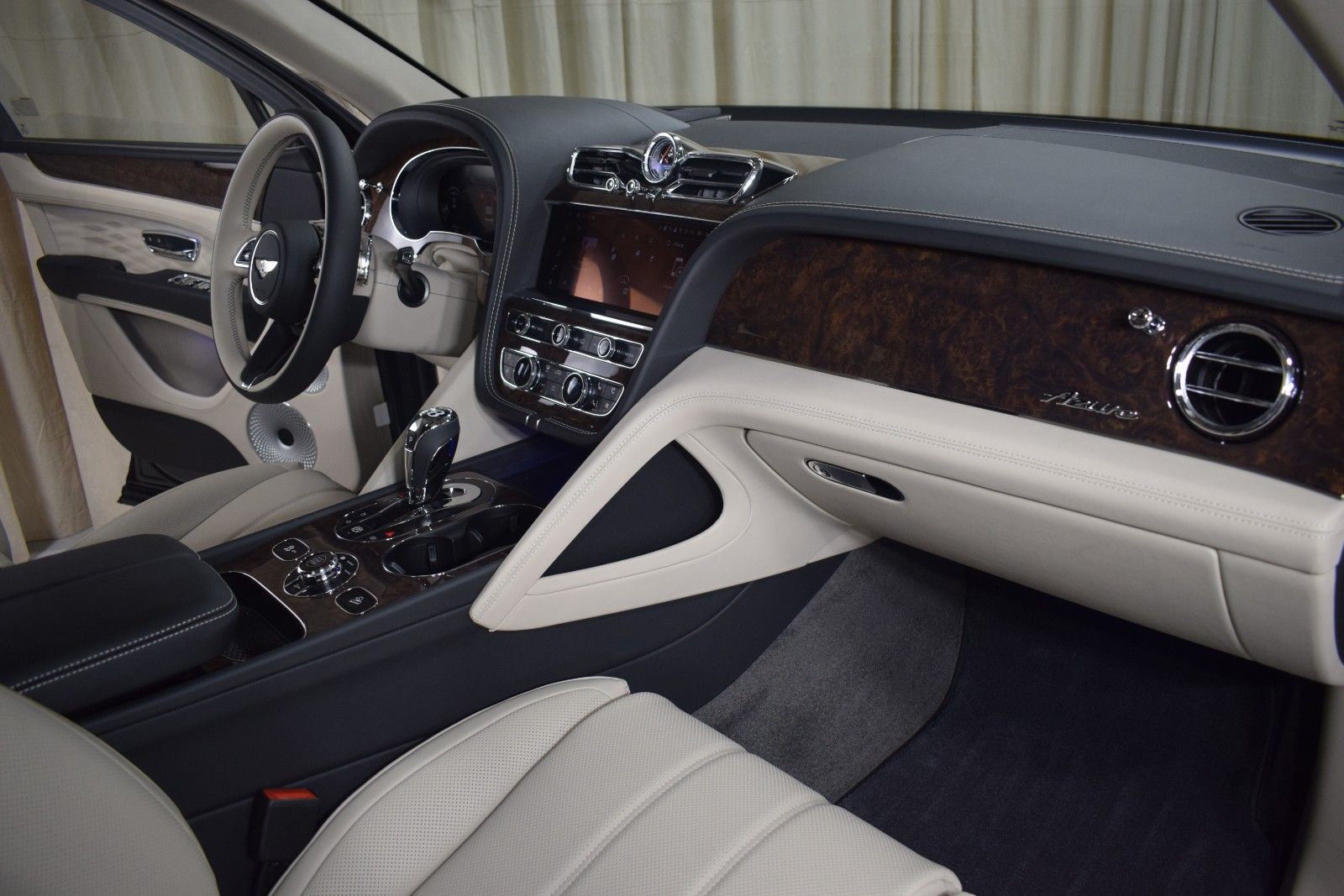 Thumbnail: 2025 Bentley Bentayga - 26