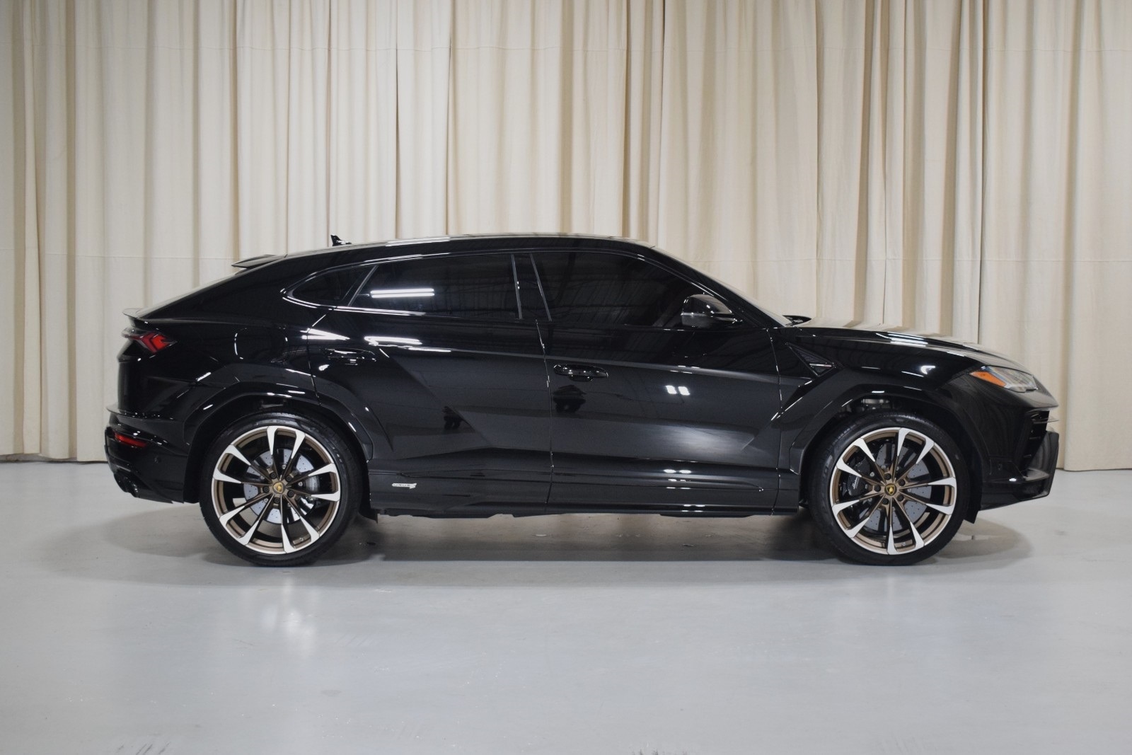 Thumbnail: 2023 Lamborghini Urus - 14