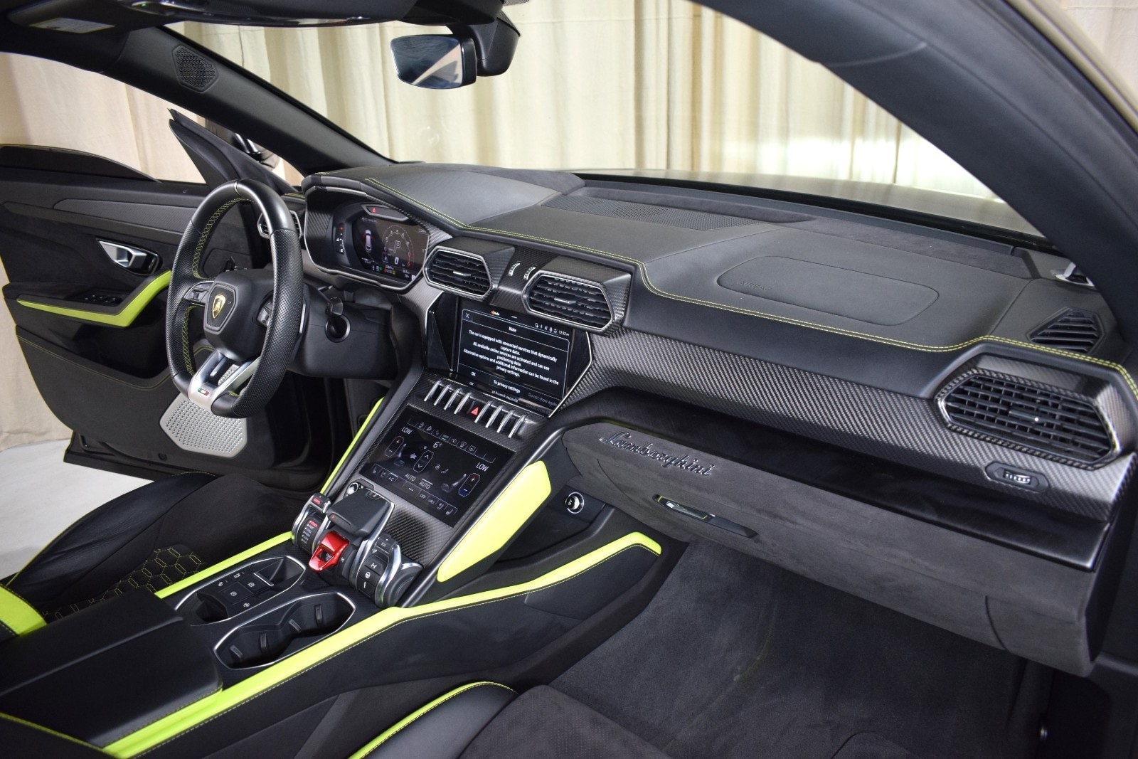 Thumbnail: 2022 Lamborghini Urus - 22