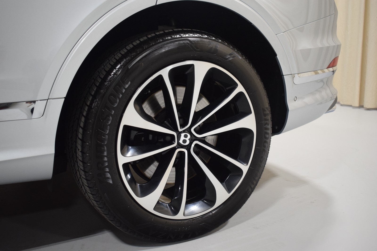 2021 Bentley Bentayga  13