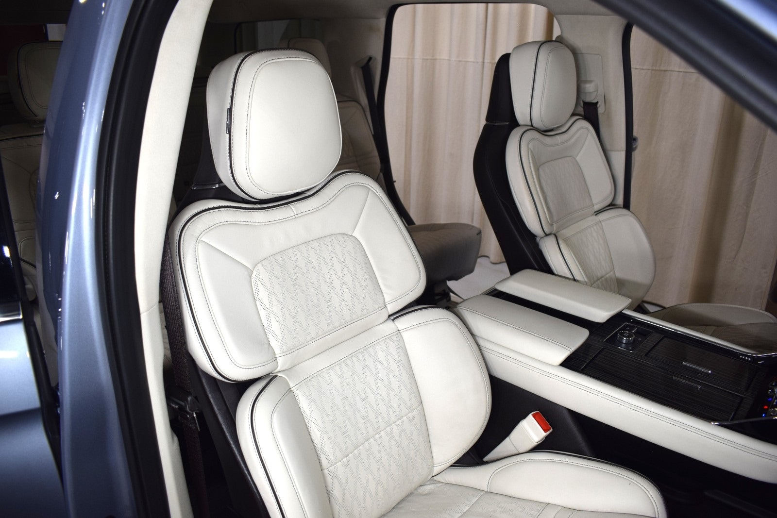 Thumbnail: 2023 Lincoln Navigator - 24