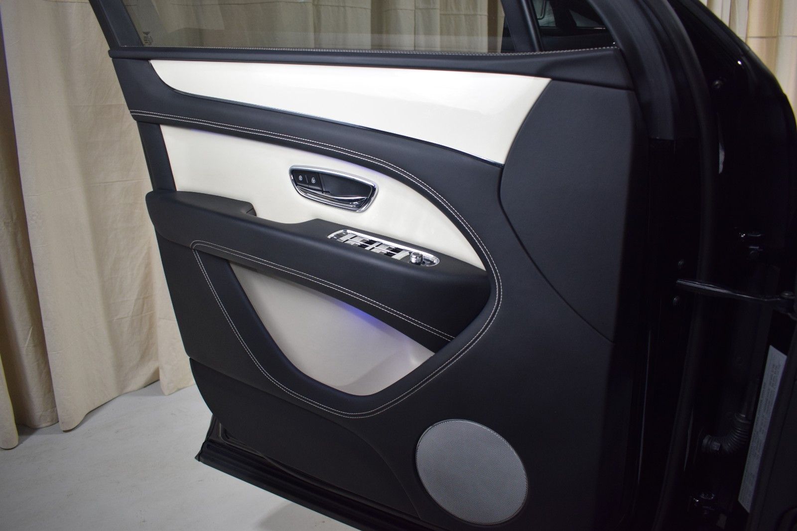 Thumbnail: 2024 Bentley Bentayga - 36