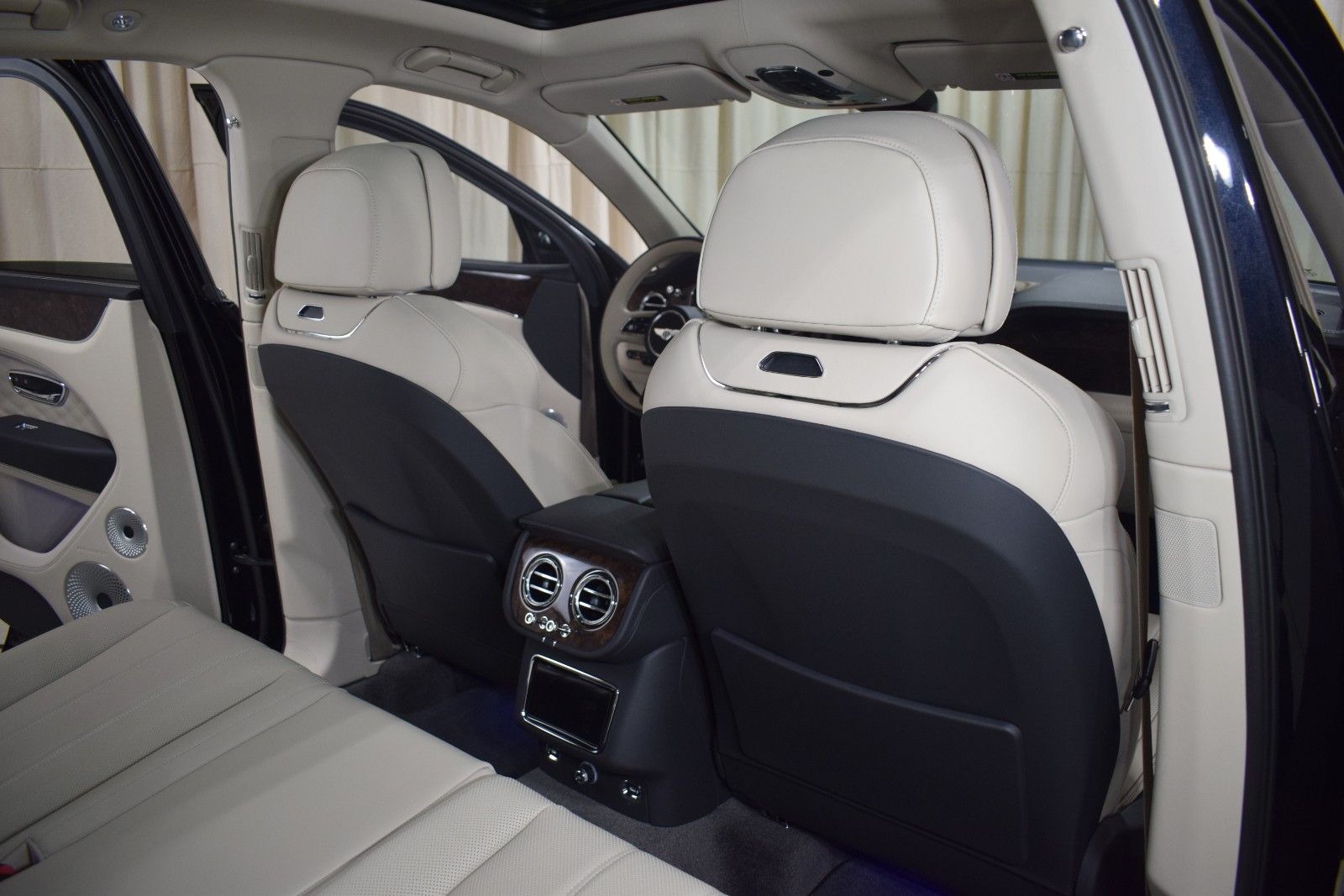 Thumbnail: 2025 Bentley Bentayga - 20