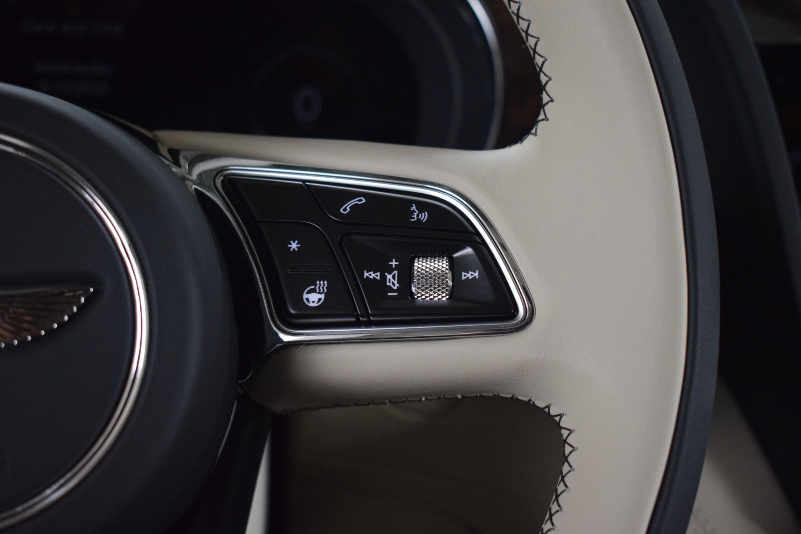 Thumbnail: 2025 Bentley Bentayga - 30