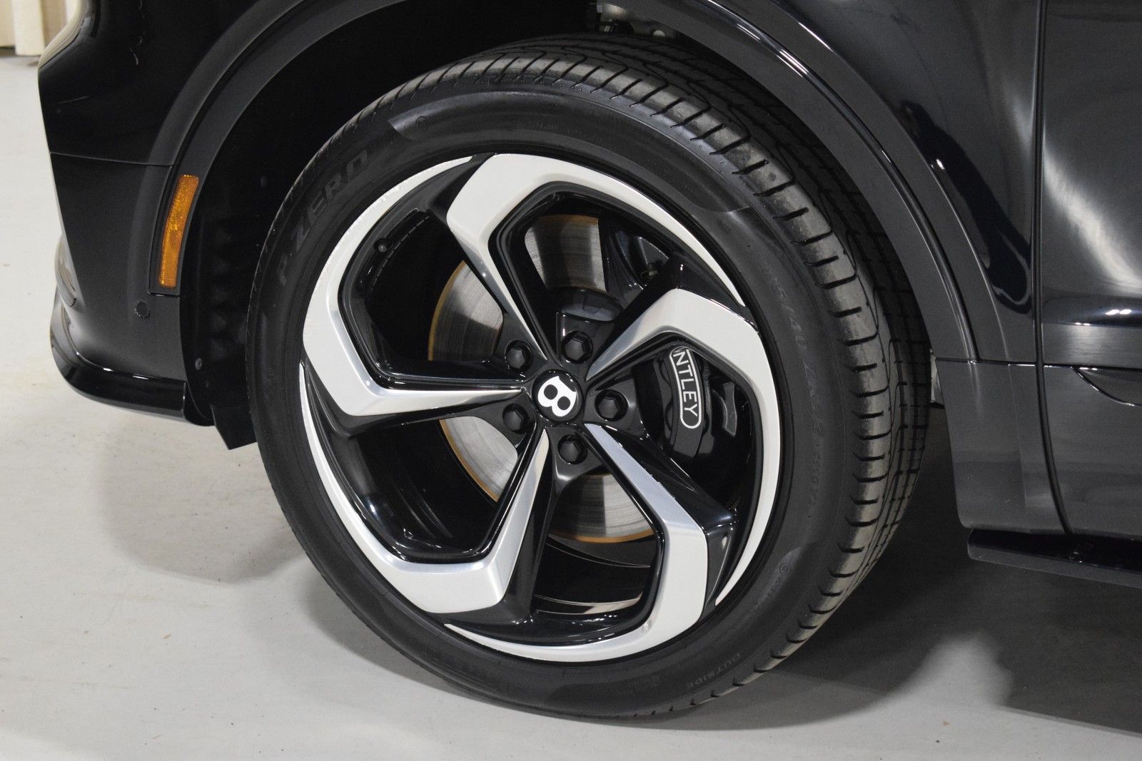 Thumbnail: 2022 Bentley Bentayga - 17