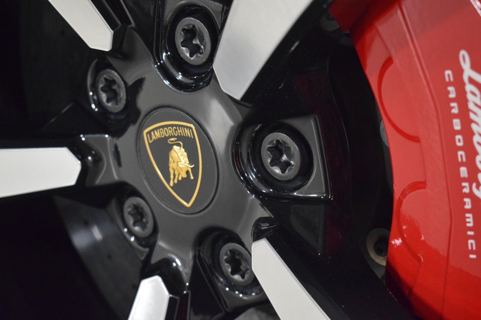 Thumbnail: 2019 Lamborghini Urus - 16