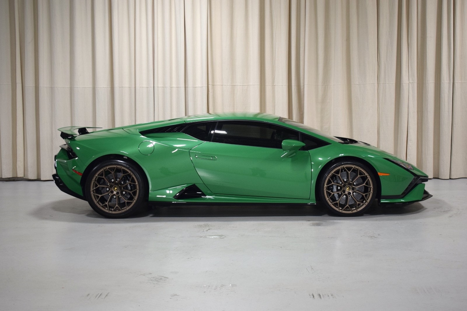 Thumbnail: 2023 Lamborghini Huracan - 14
