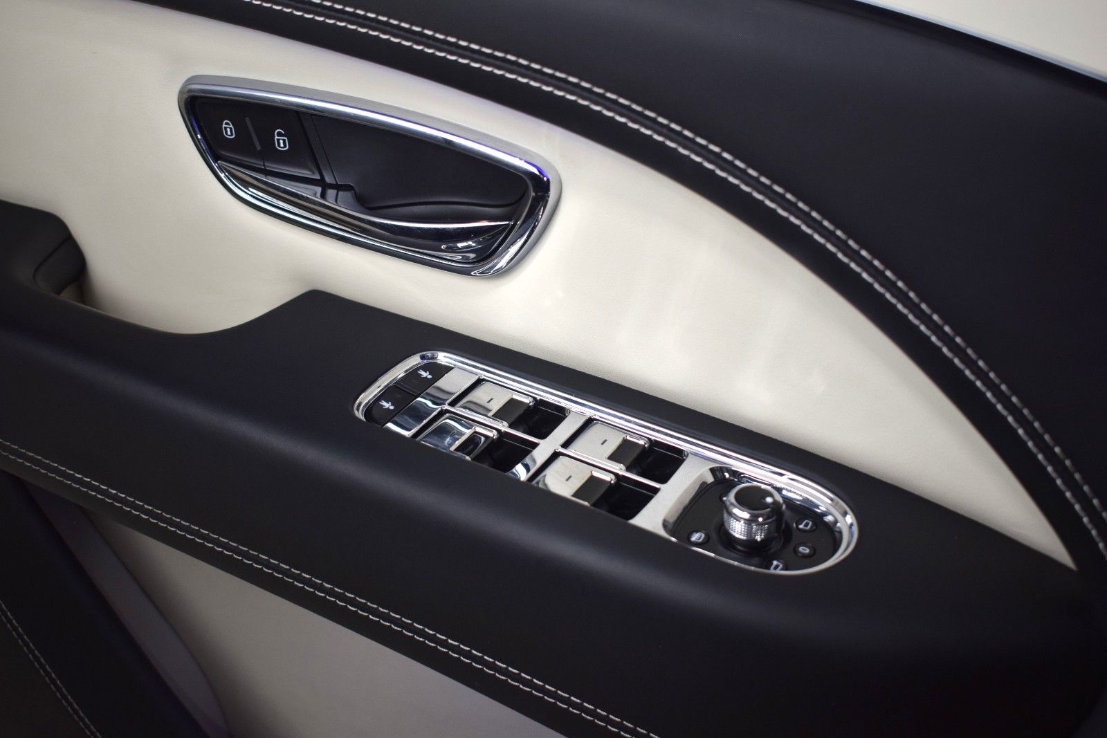 Thumbnail: 2024 Bentley Bentayga - 37