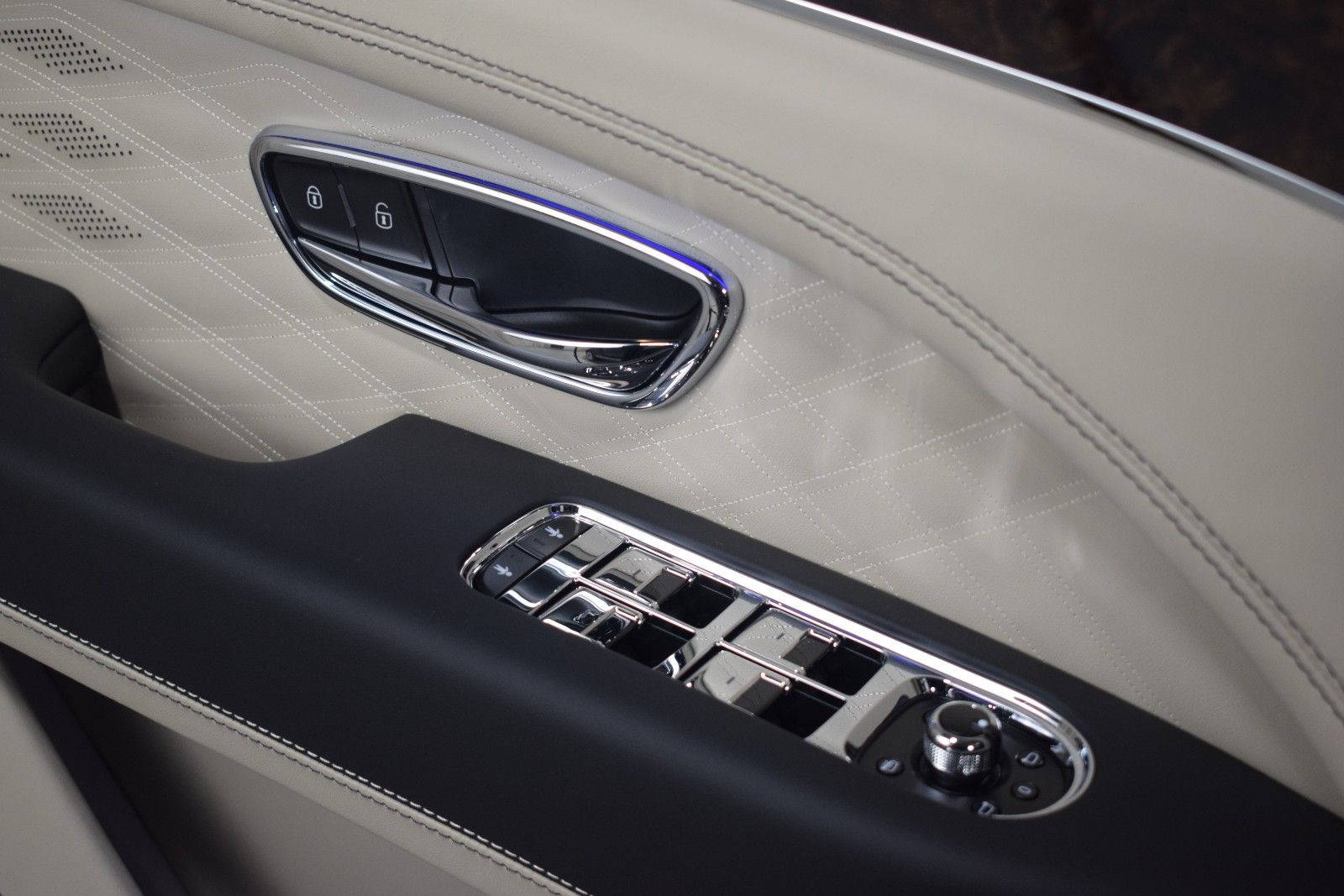 Thumbnail: 2025 Bentley Bentayga - 40