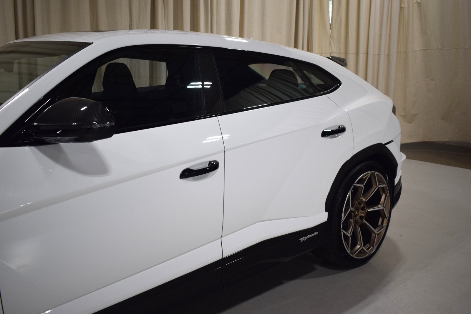 2024 Lamborghini Urus Performante photo 2