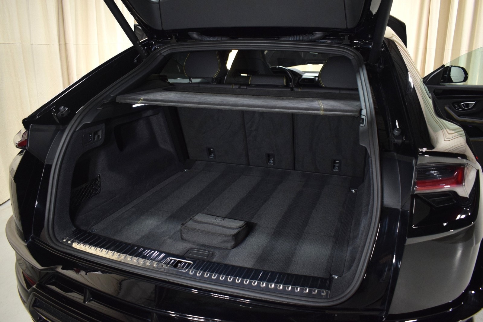 Thumbnail: 2023 Lamborghini Urus - 42