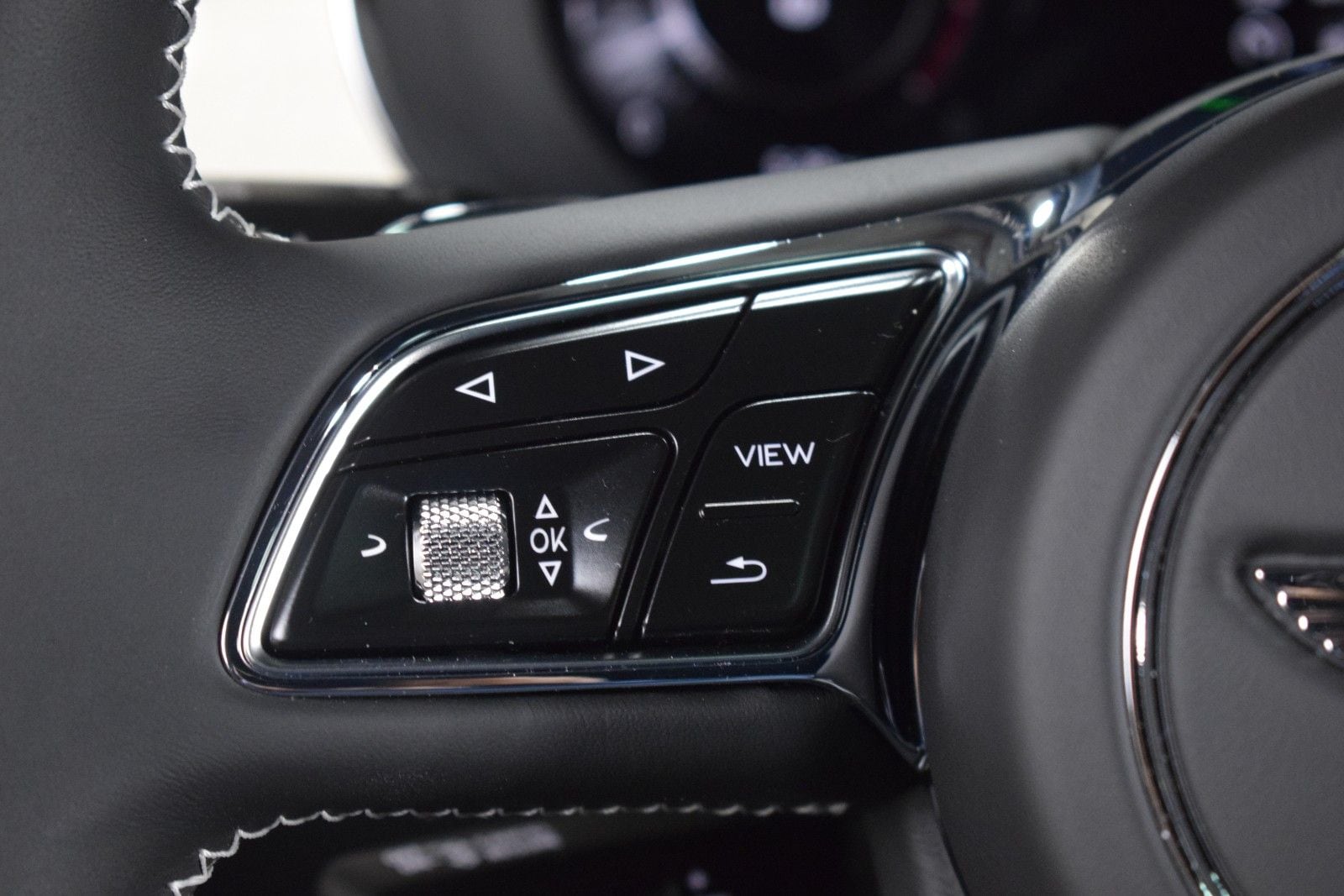 Thumbnail: 2024 Bentley Bentayga - 32