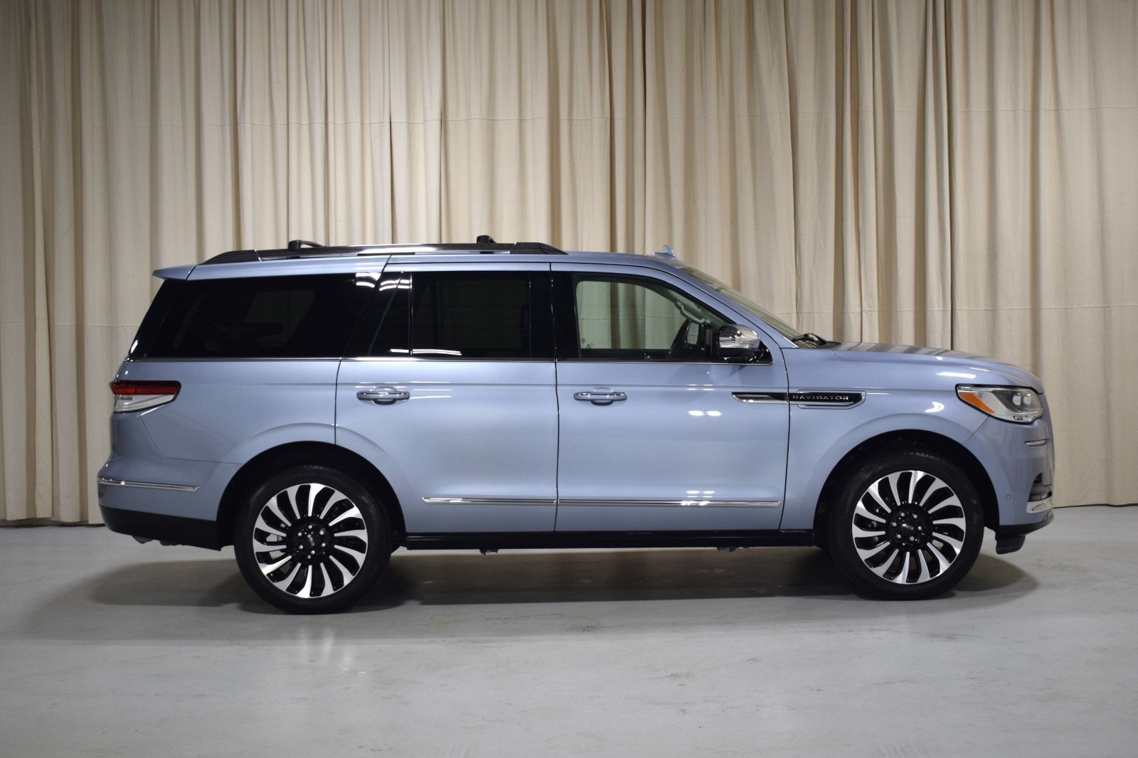 Thumbnail: 2023 Lincoln Navigator - 14