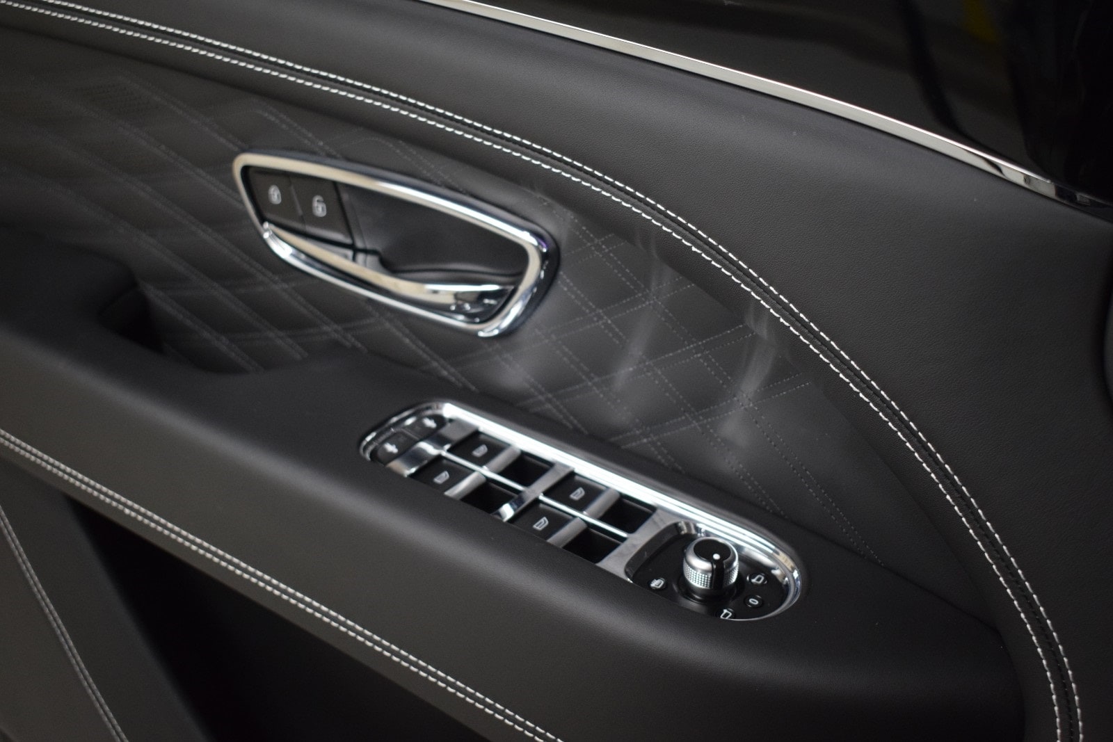Thumbnail: 2023 Bentley Bentayga - 39