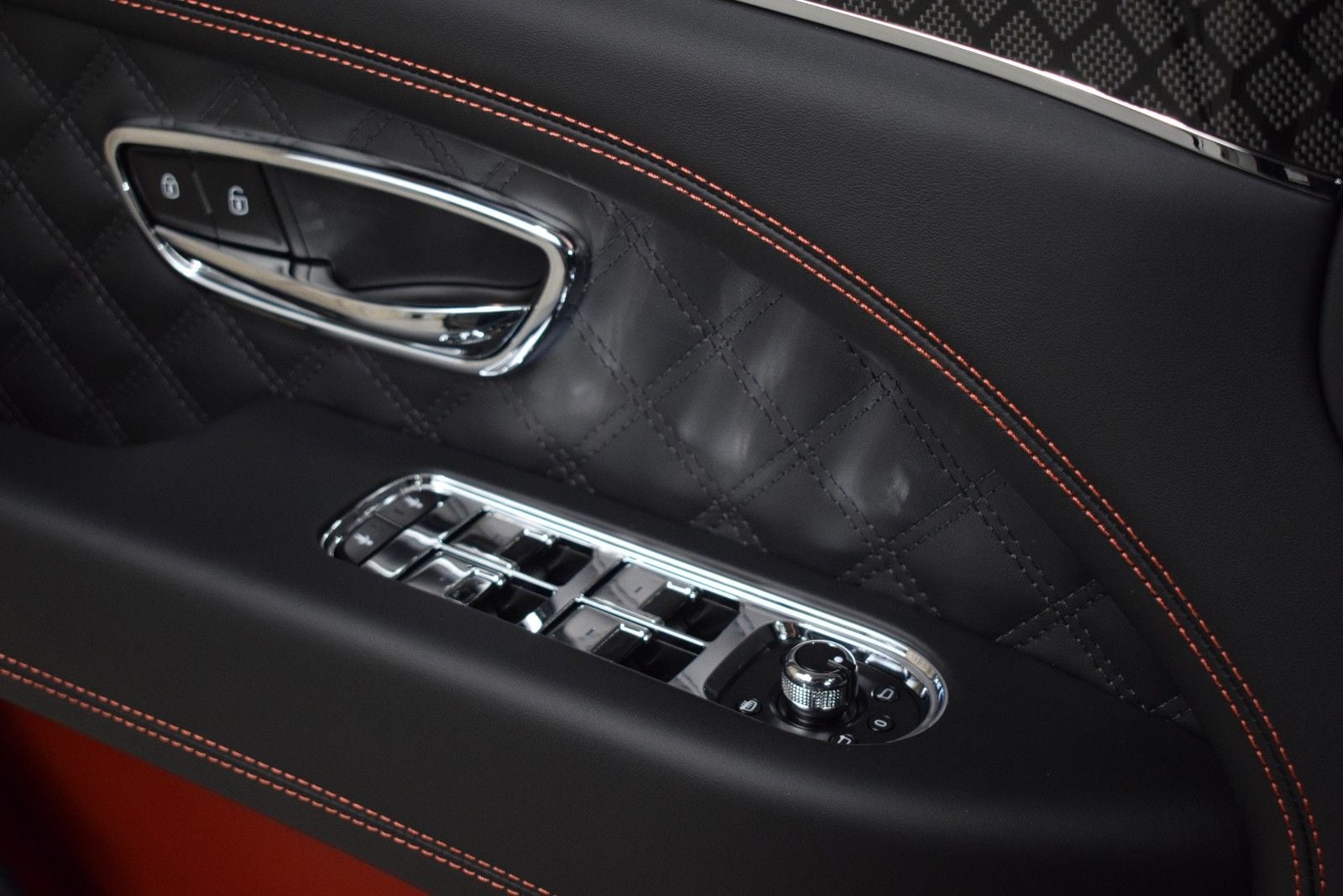 Thumbnail: 2025 Bentley Bentayga - 39