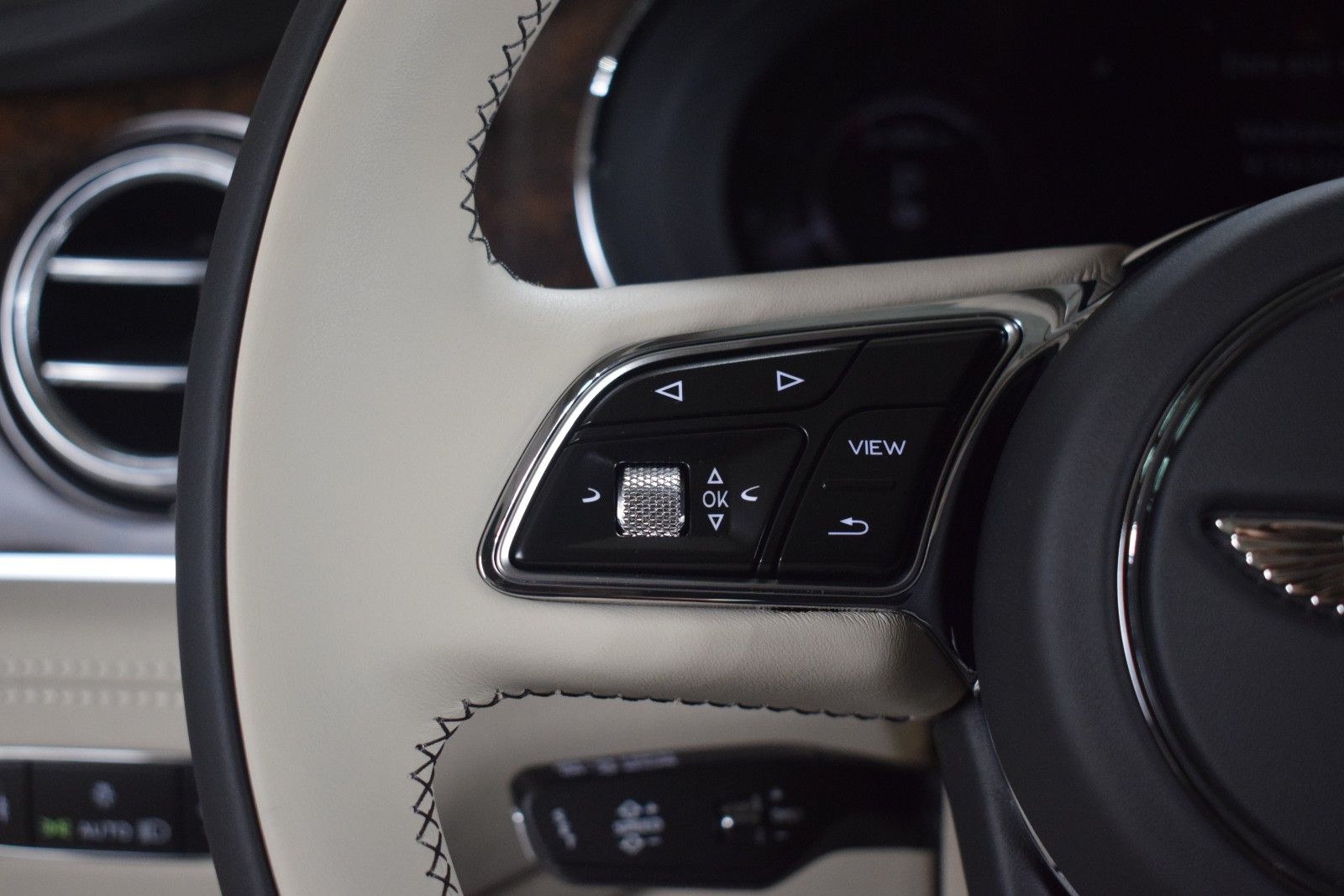 Thumbnail: 2025 Bentley Bentayga - 29