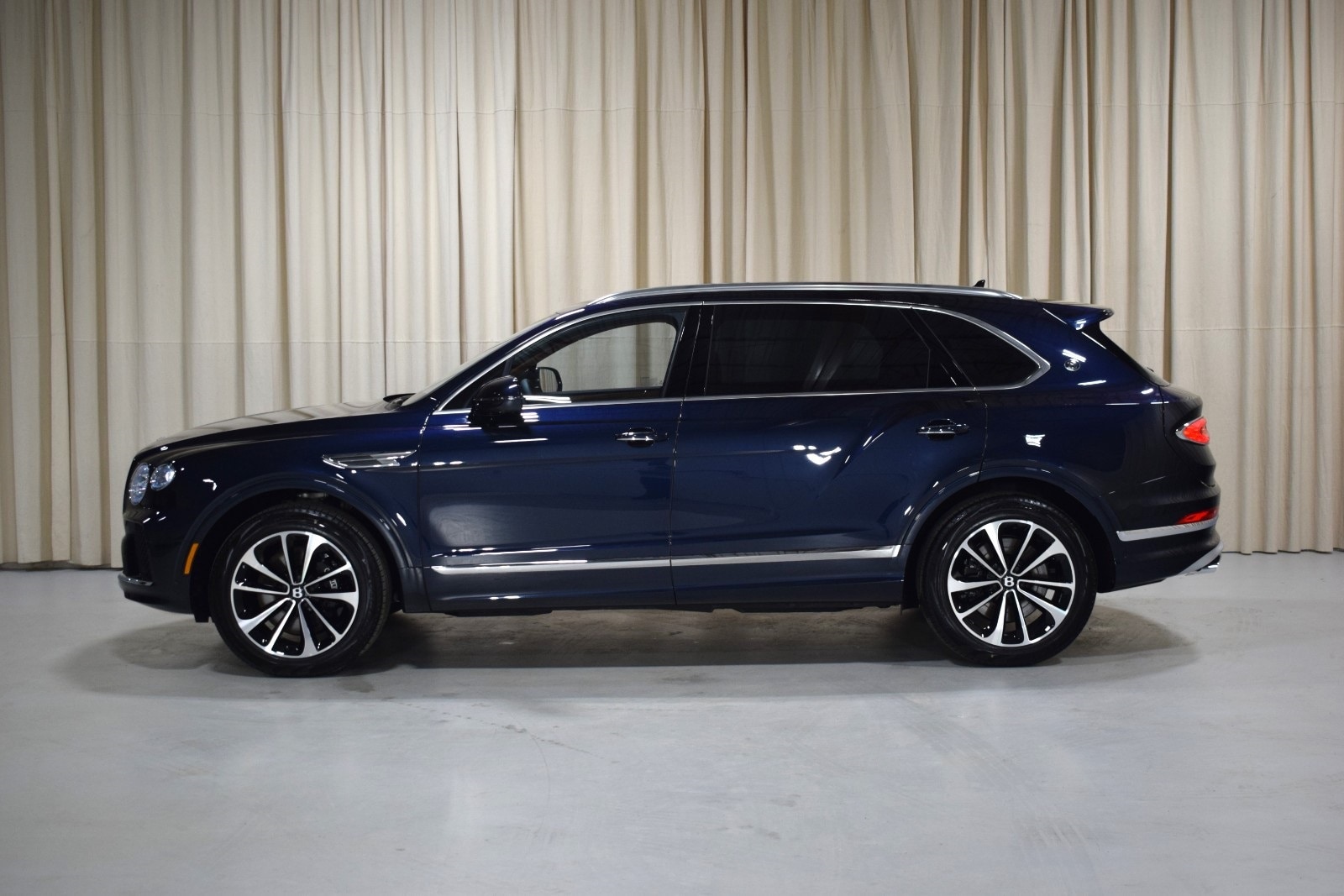 Thumbnail: 2025 Bentley Bentayga - 16