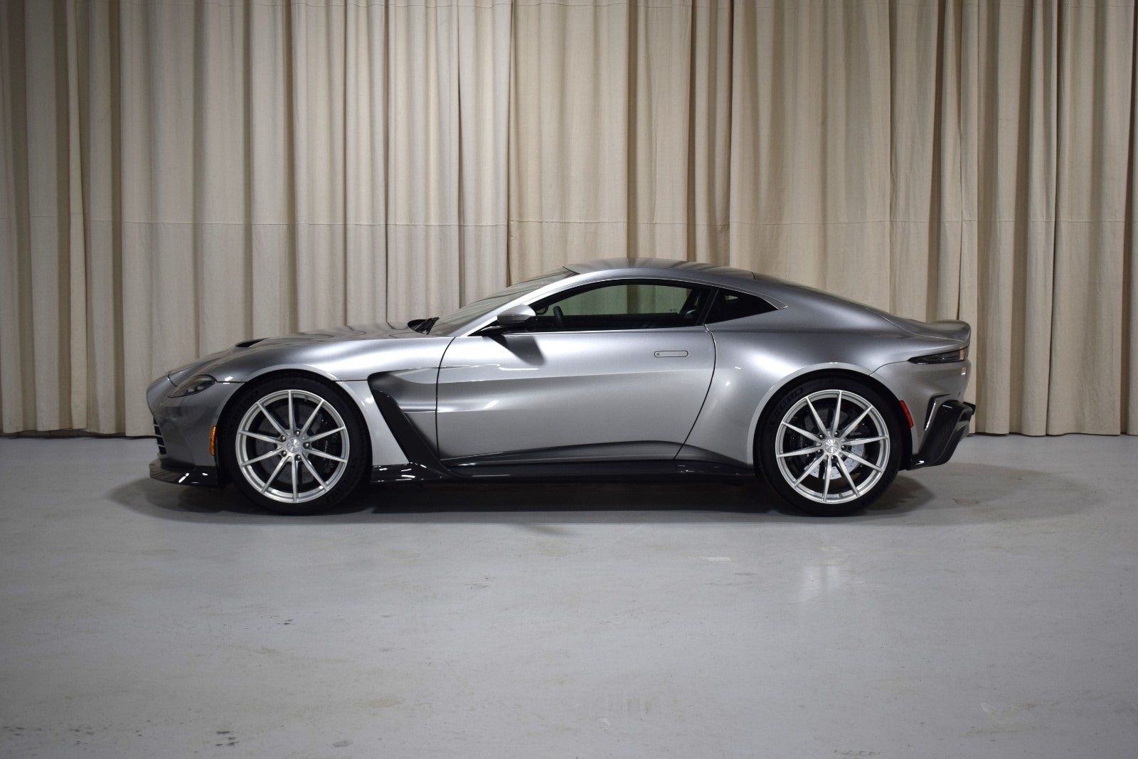 2023 Aston Martin Vantage  5