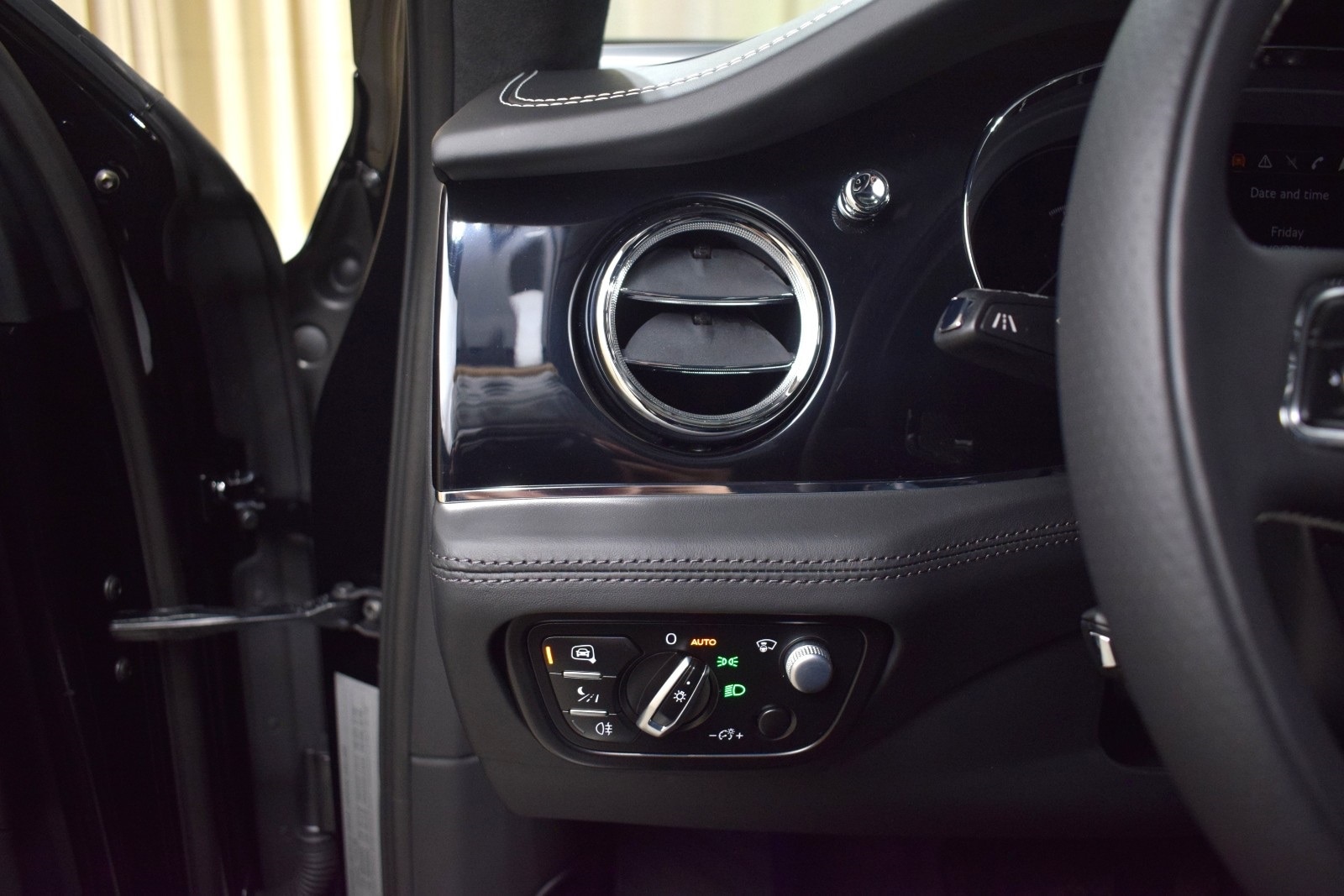 Thumbnail: 2023 Bentley Bentayga - 28