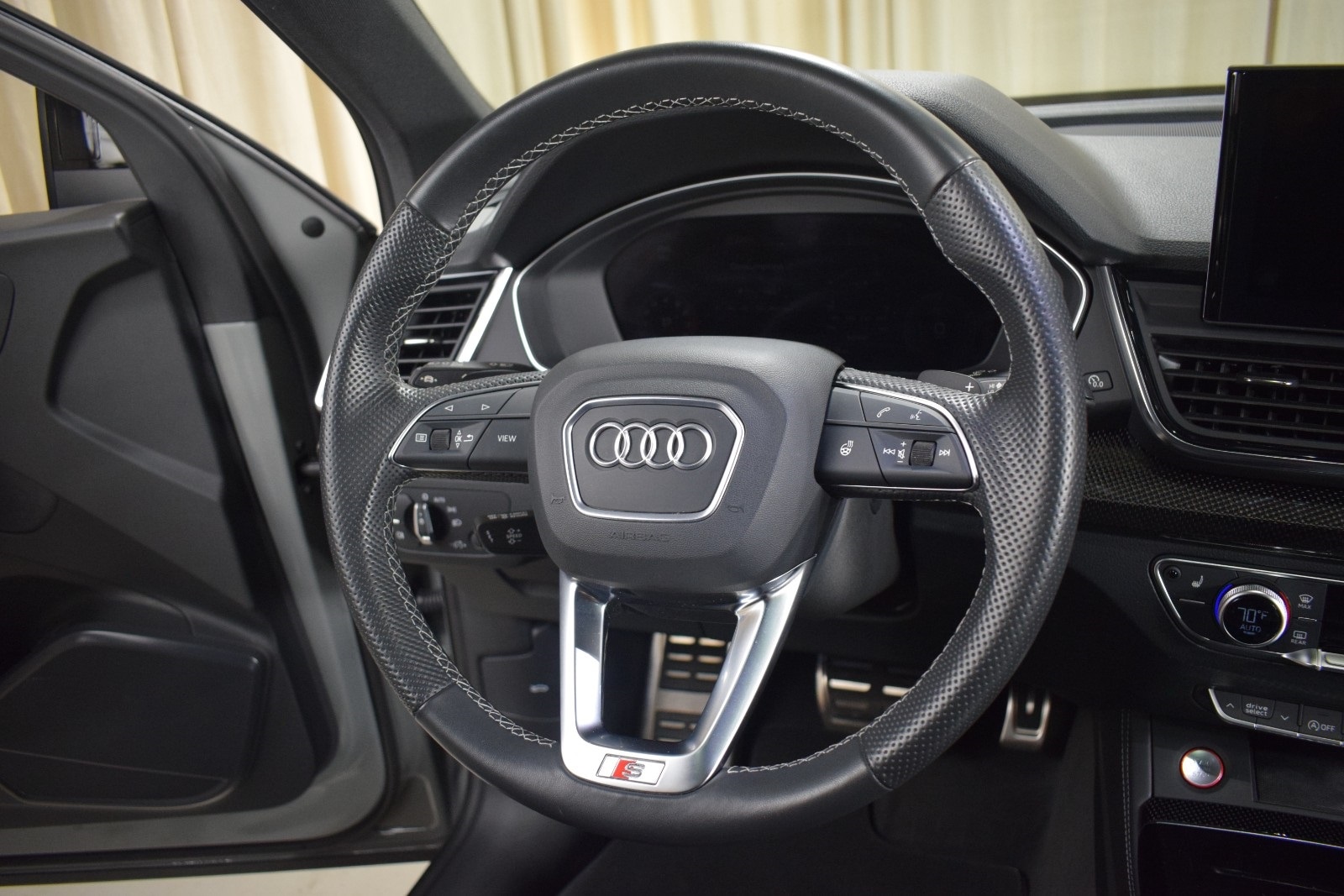 Thumbnail: 2022 Audi SQ5 - 25