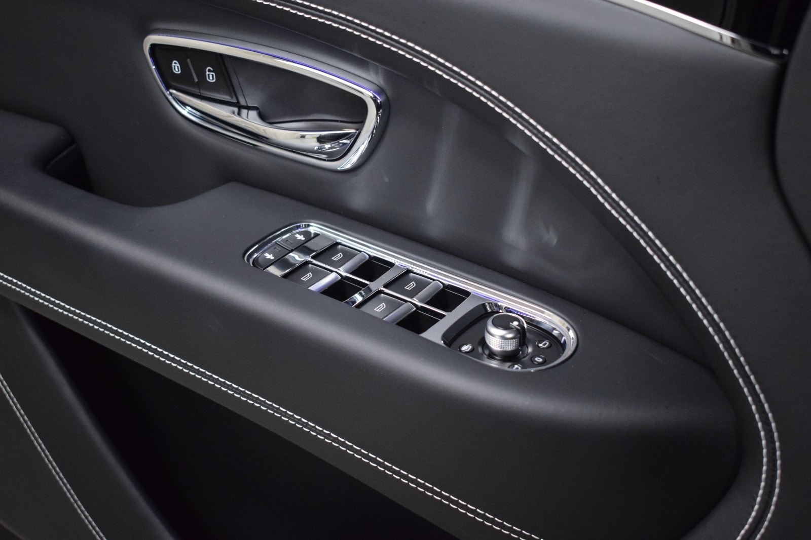 Thumbnail: 2023 Bentley Bentayga - 39