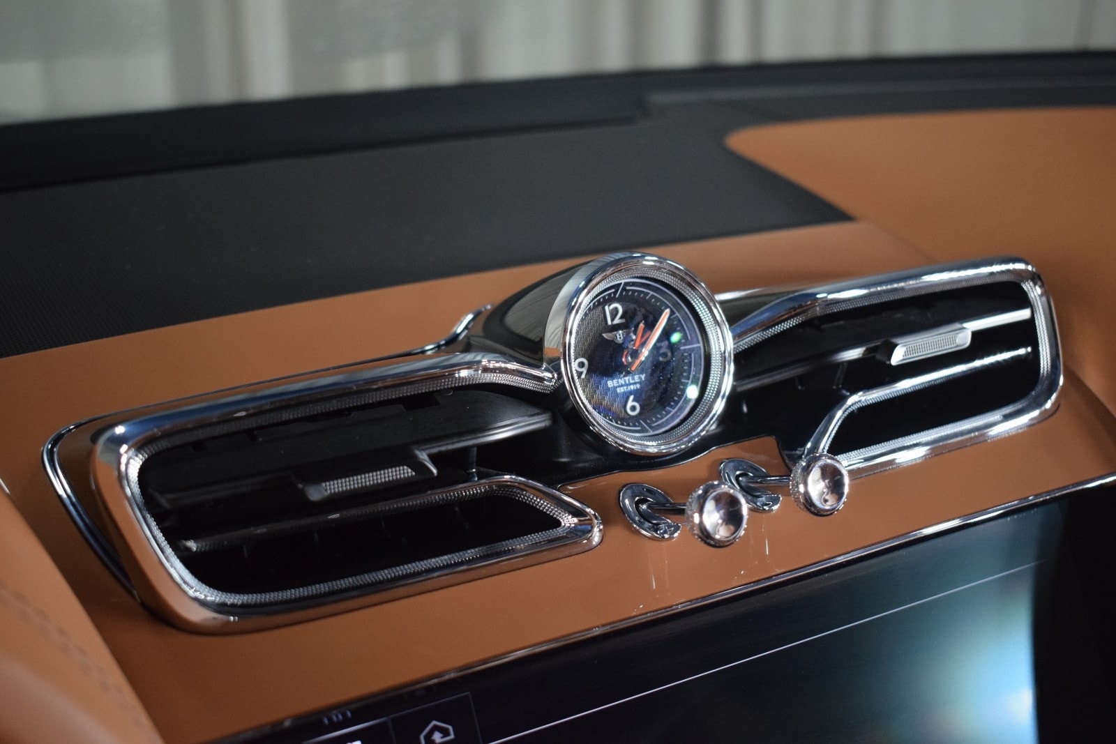 Thumbnail: 2022 Bentley Bentayga - 34