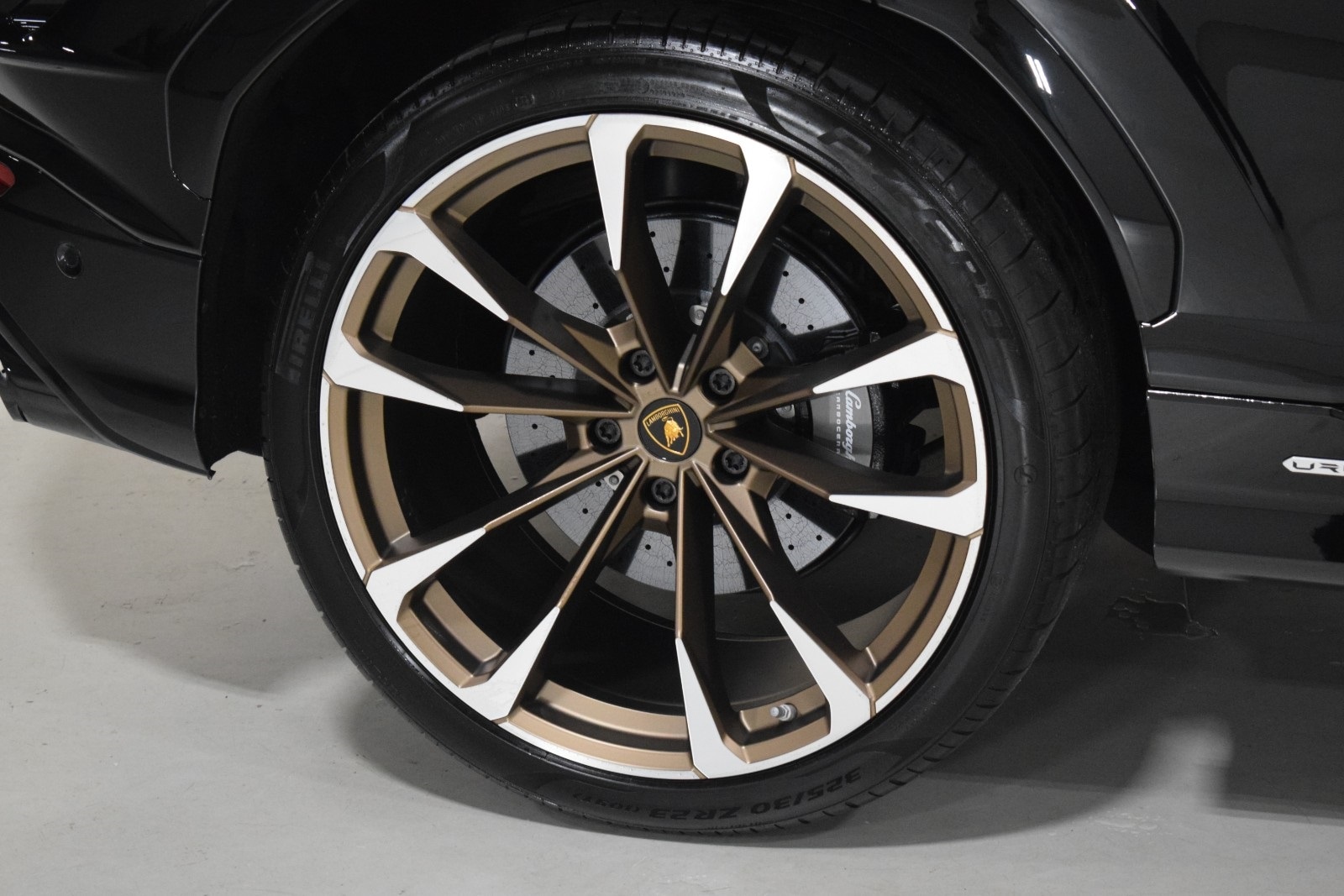 Thumbnail: 2023 Lamborghini Urus - 15