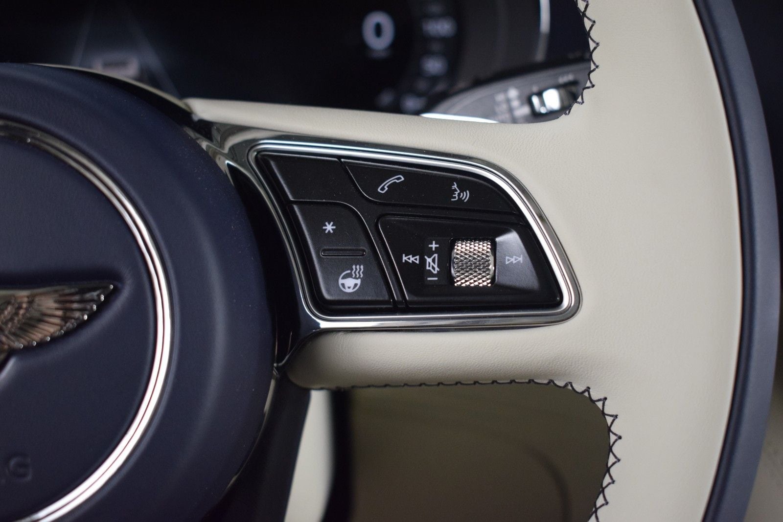 Thumbnail: 2025 Bentley Bentayga - 30