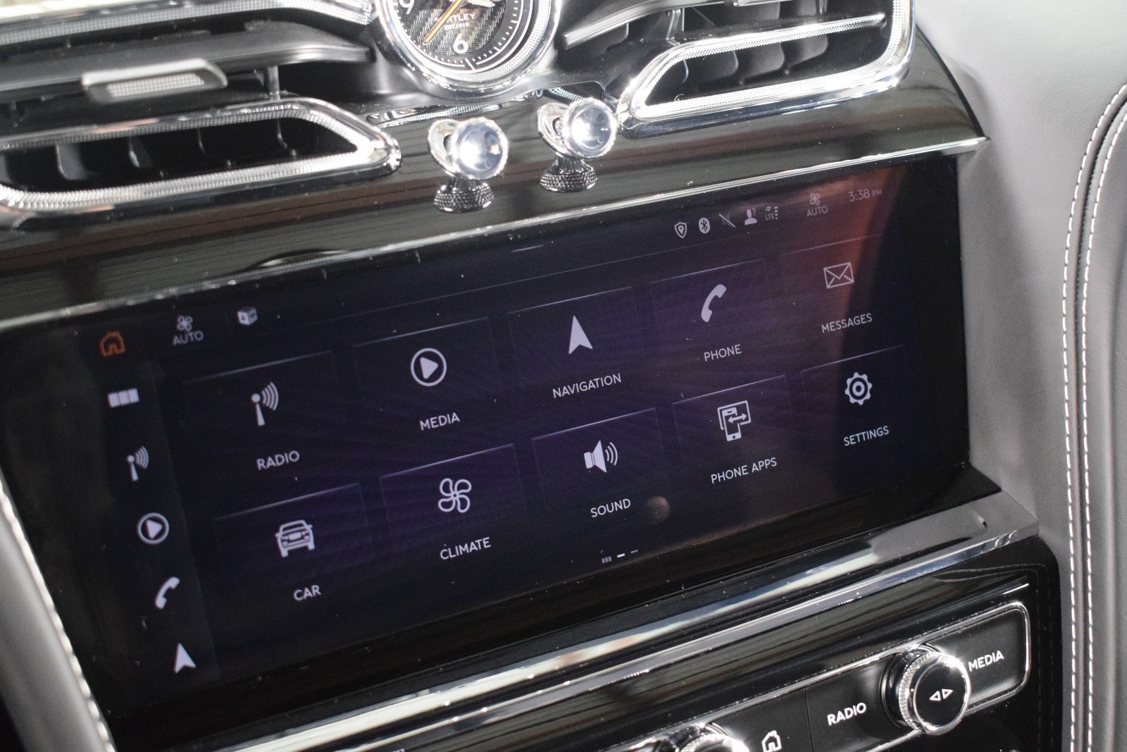 Thumbnail: 2023 Bentley Bentayga - 31