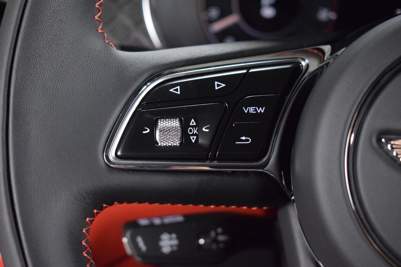 Thumbnail: 2025 Bentley Bentayga - 28